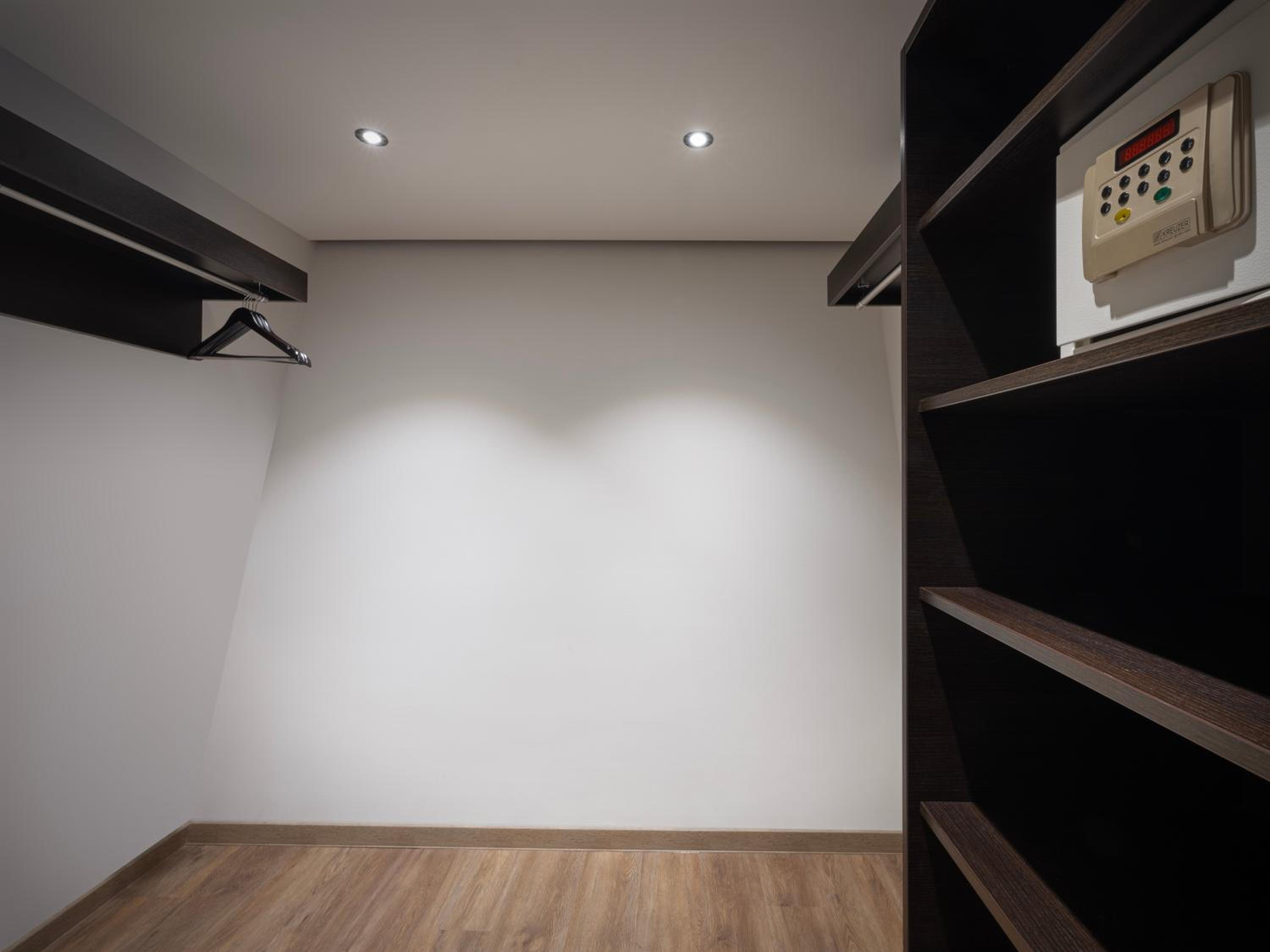 Deluxe King Corner Room - Photo 3