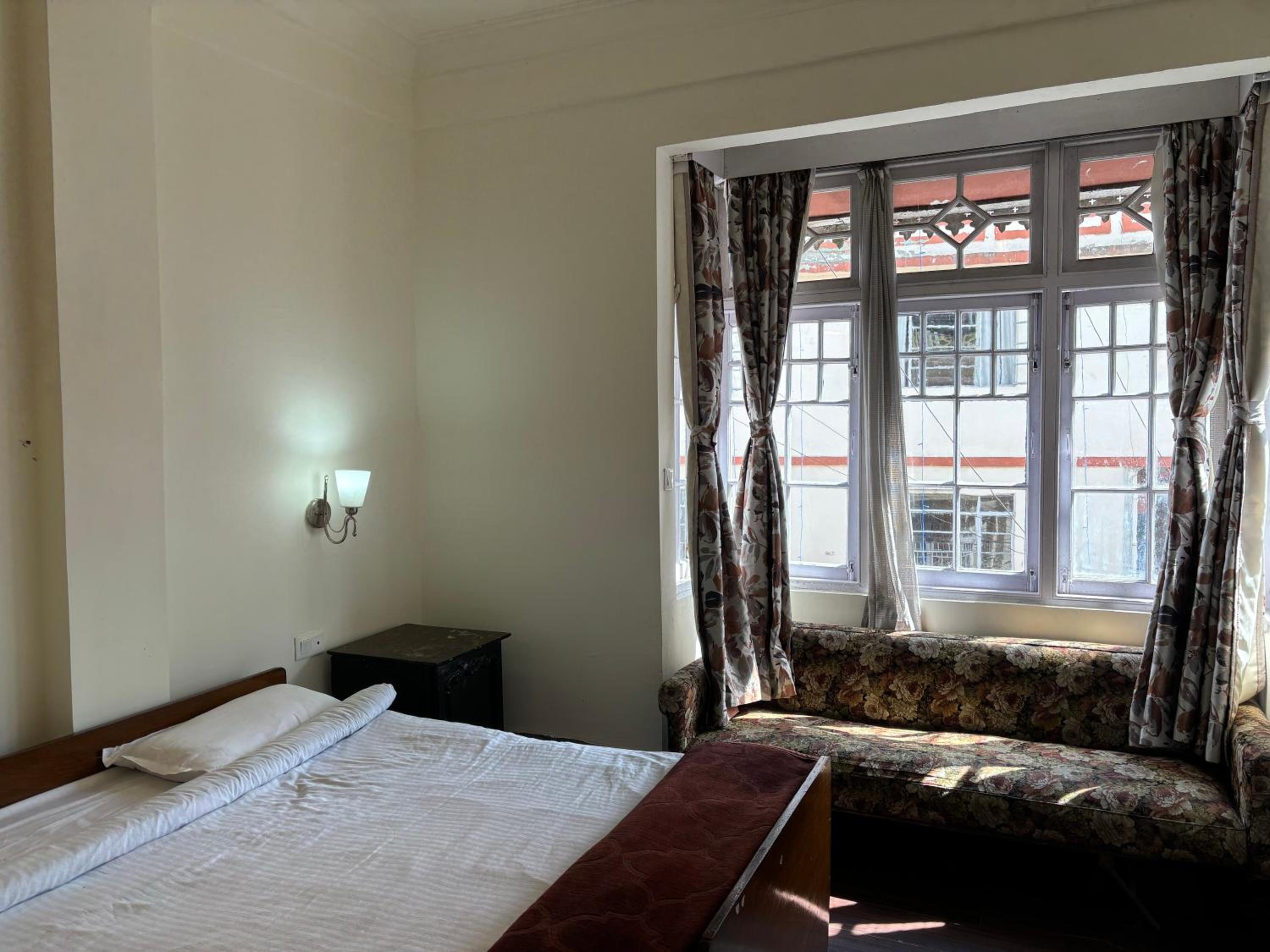 Deluxe King Room - Photo 11