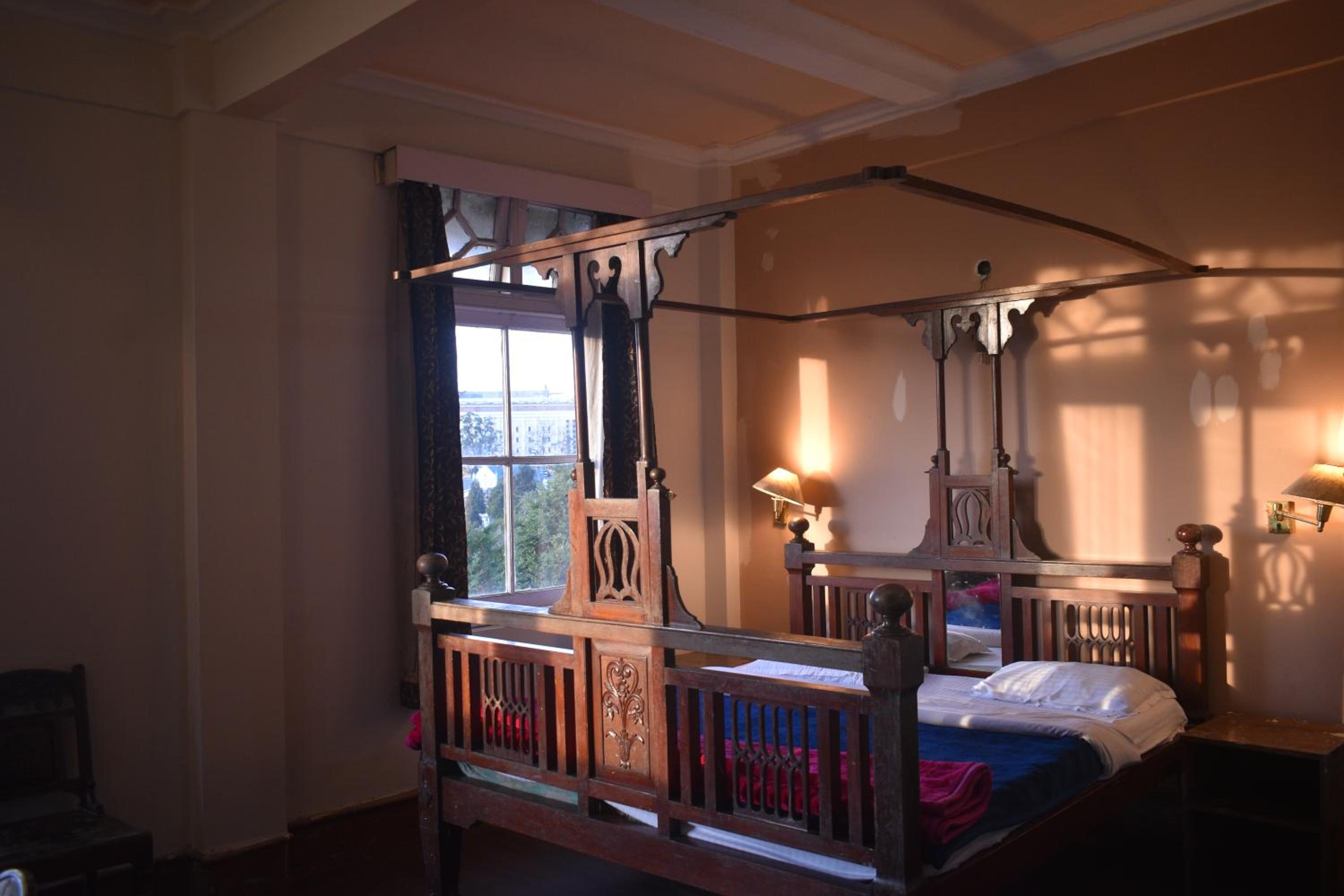 Deluxe King Room - Photo 9