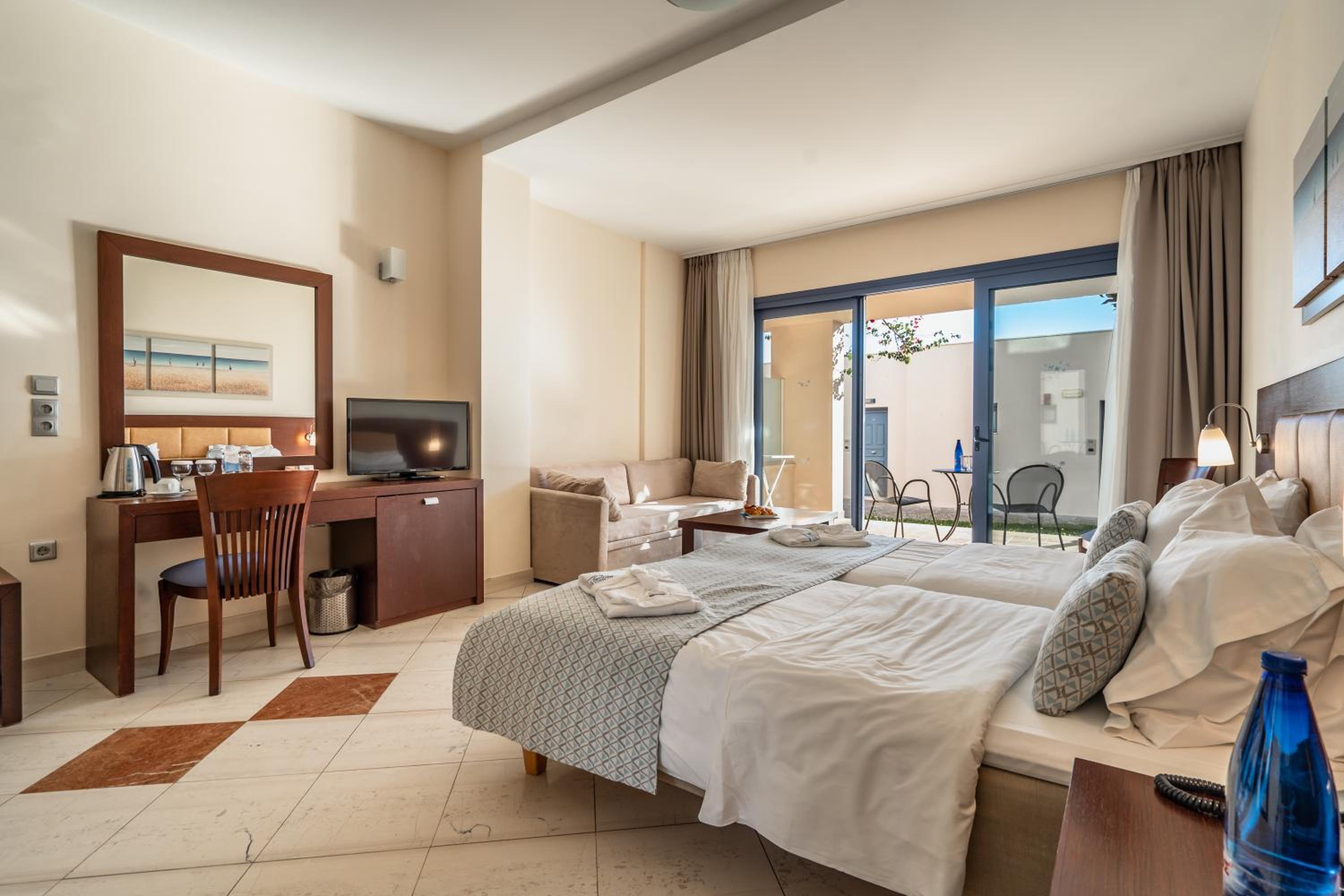 Superior Double or Twin Room with Garden View - Photo 2