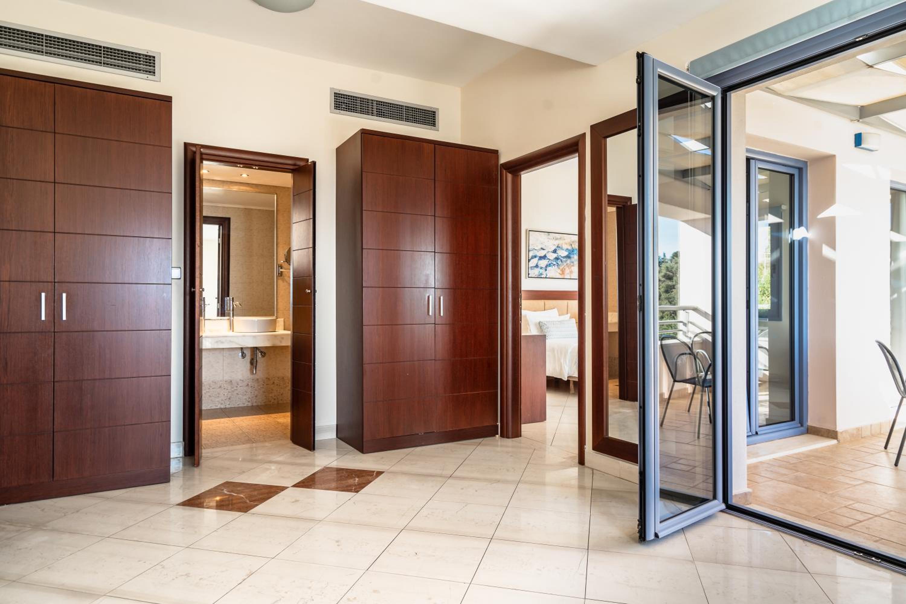 Superior Suite with Sea View - Photo 2