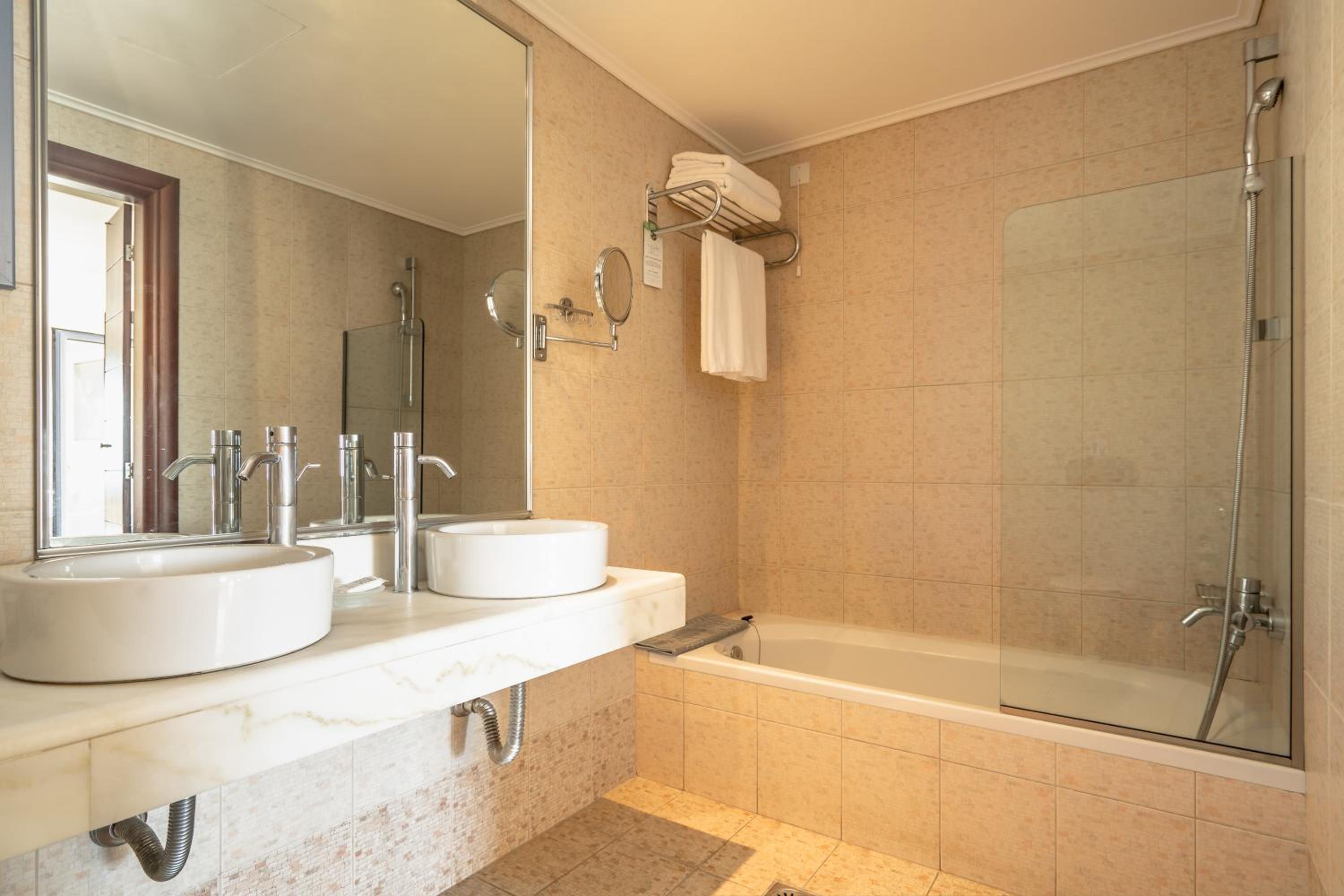 Superior Suite with Sea View - Photo 3