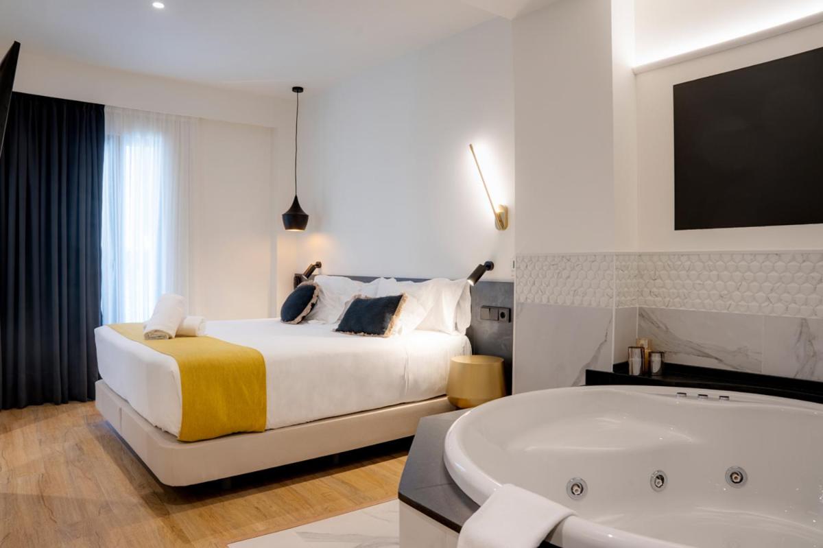 Deluxe Double Room with Spa Bath  photo 2