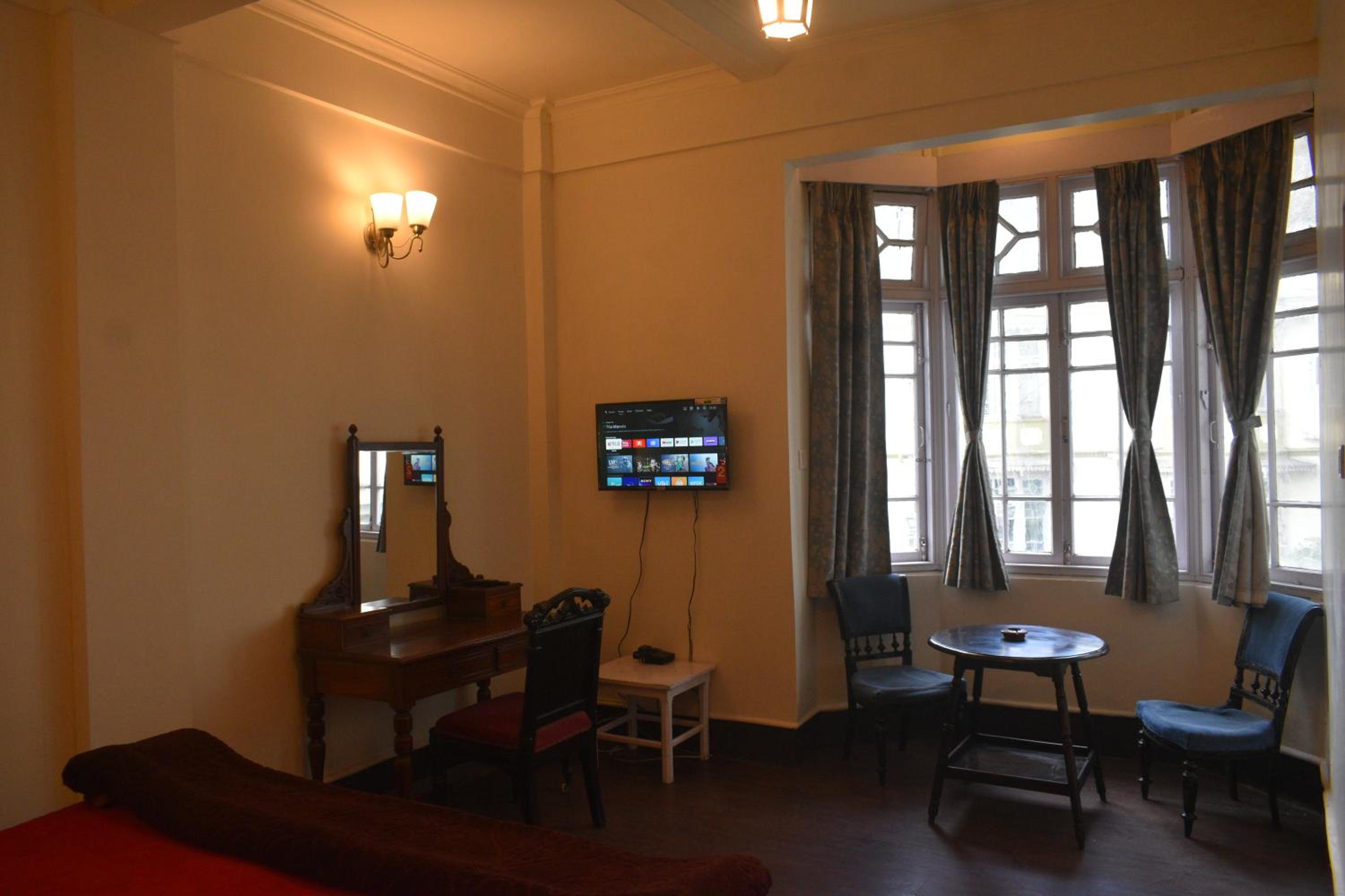 Deluxe King Room - Photo 7