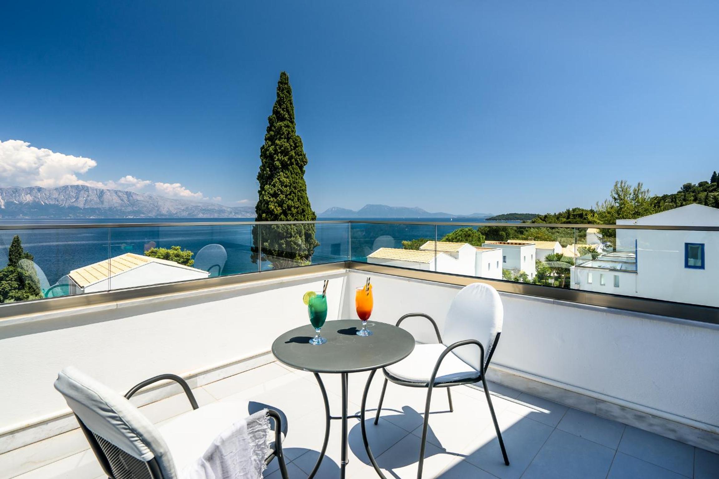 Double or Twin Room with Sea View - Photo 3