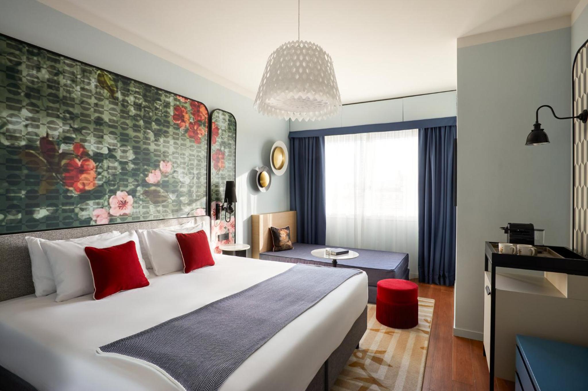 Premium King Room with Sofa Bed thumbnail 5