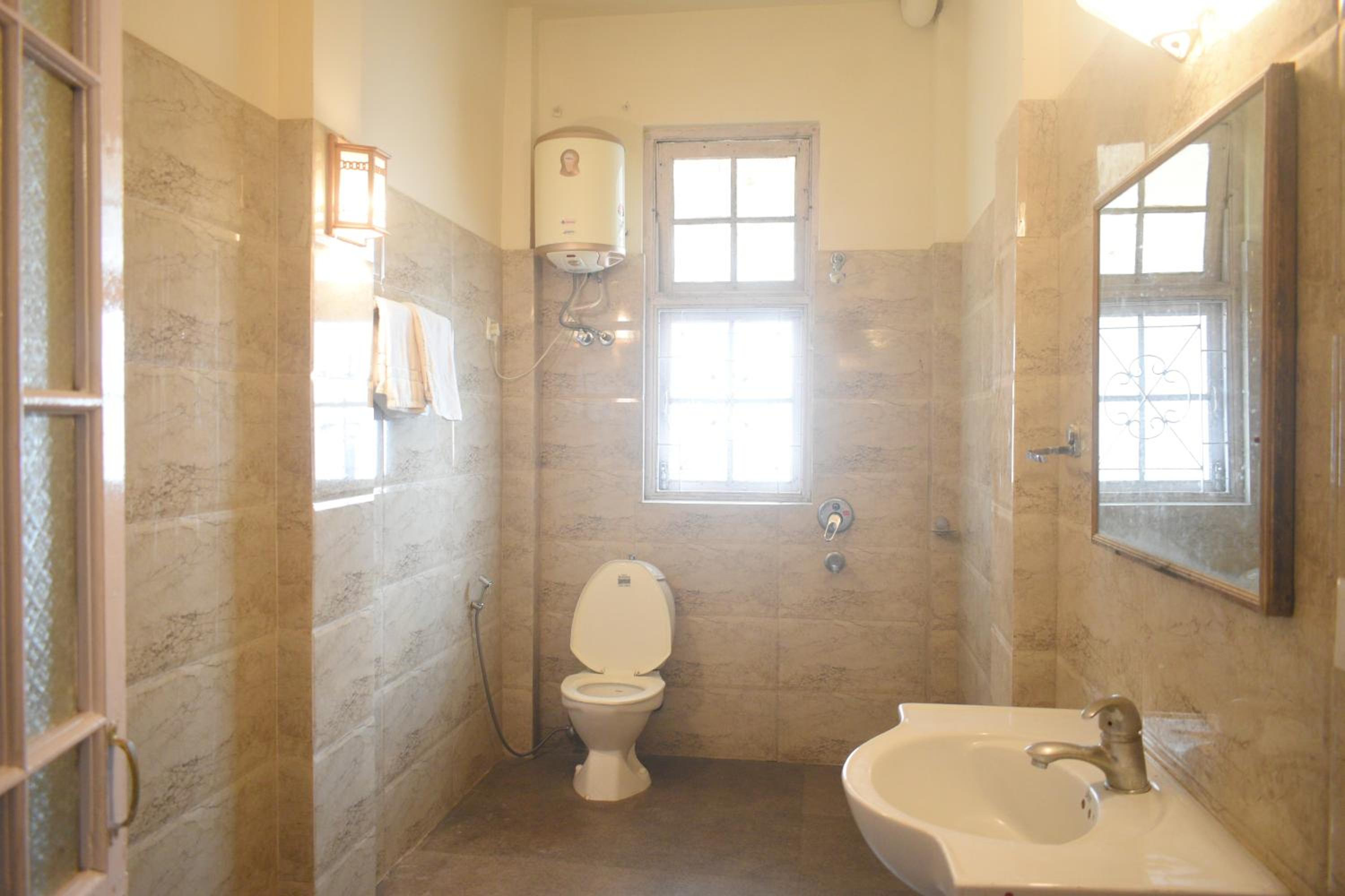 Deluxe King Room - Photo 2