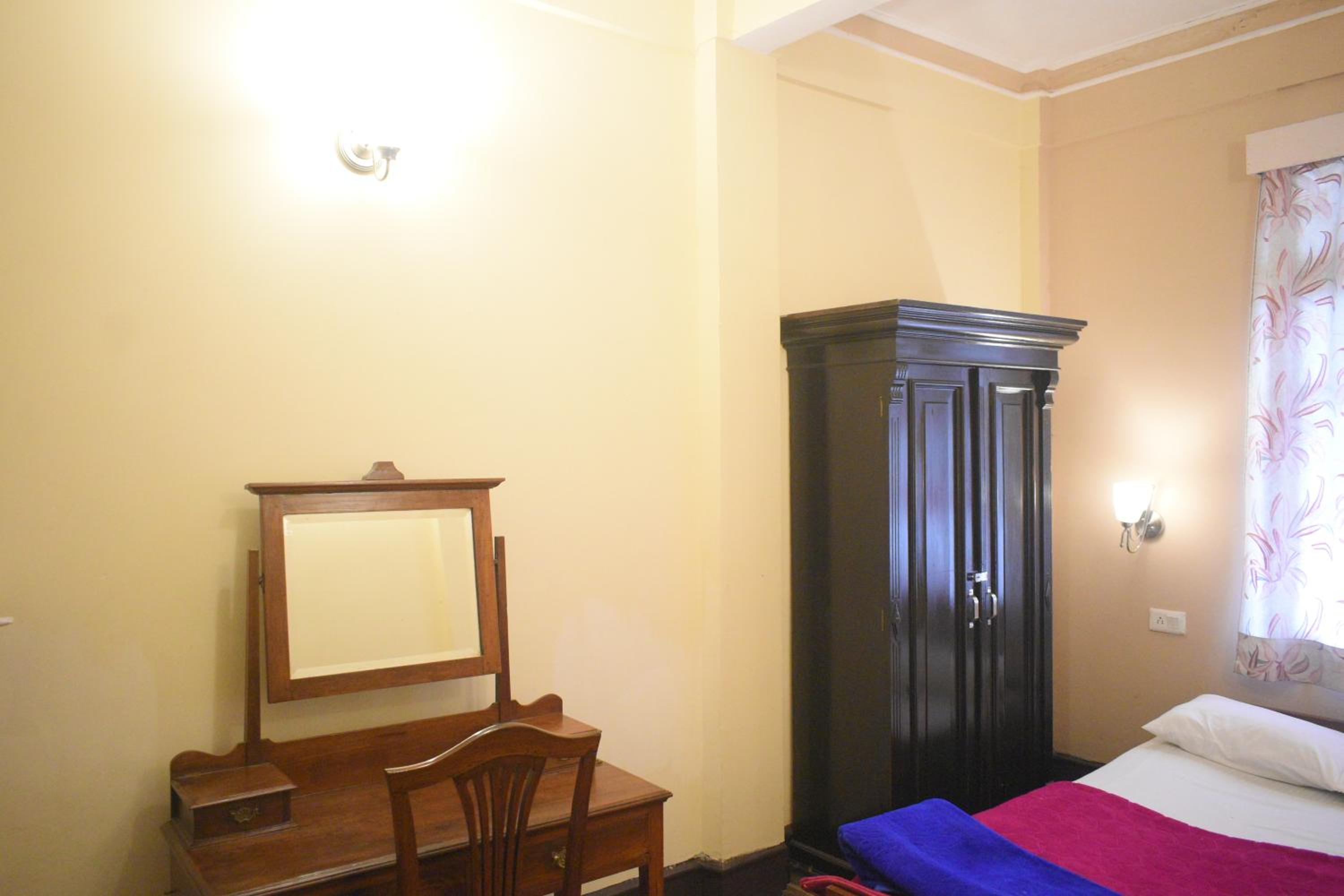 Deluxe King Room - Photo 8