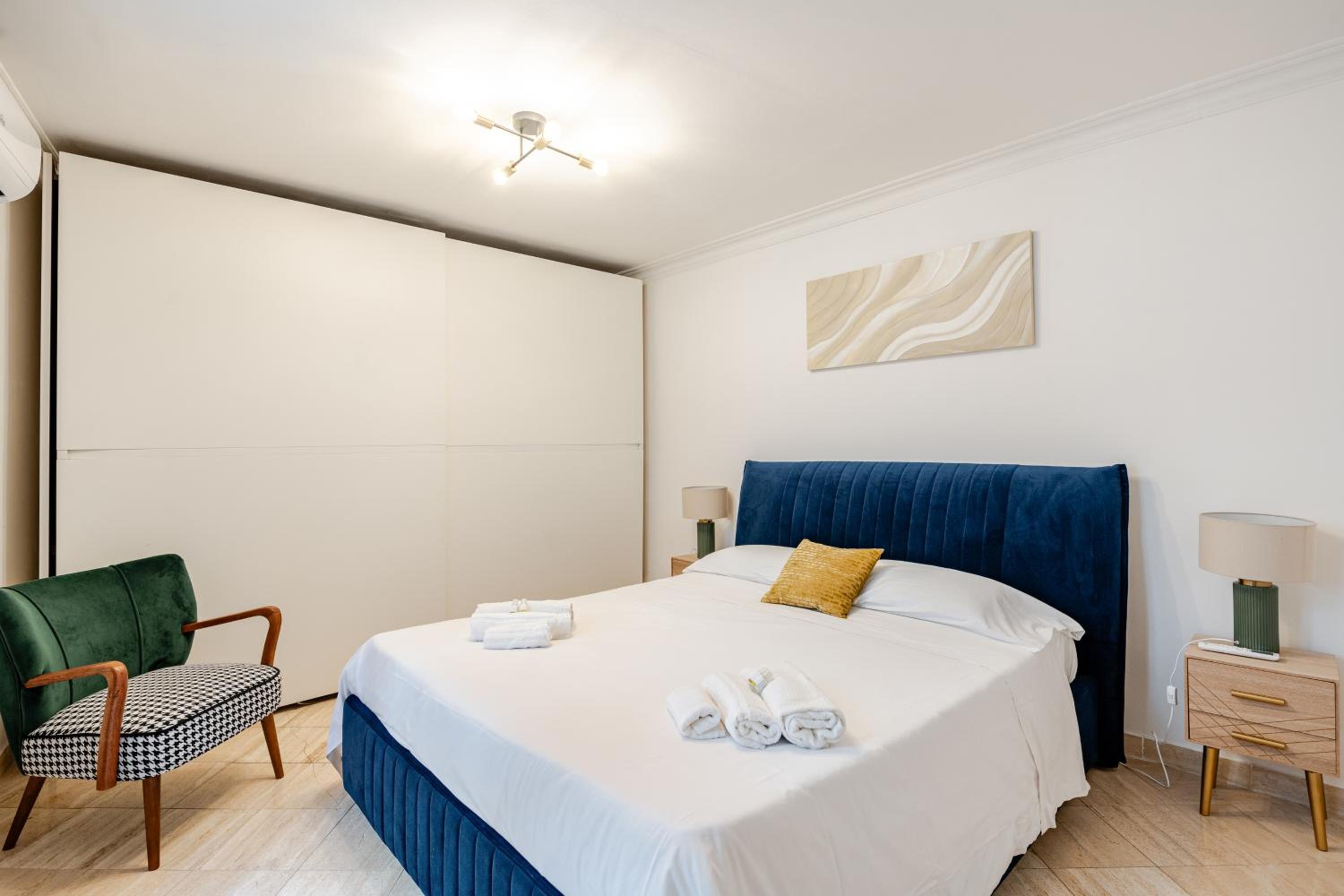 Four-Bedroom Apartment with Balcony 