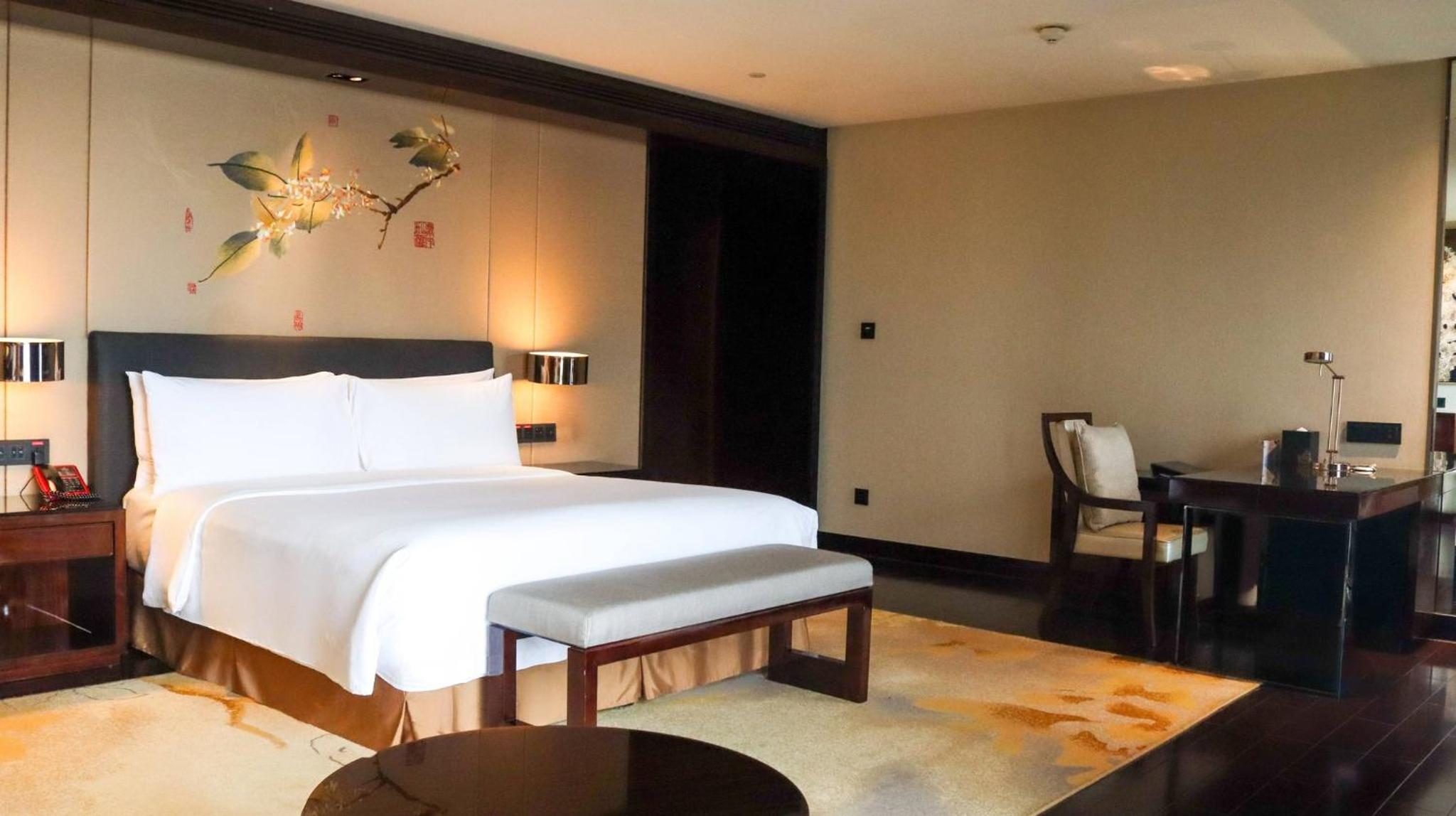 Premium King Room - Photo 4