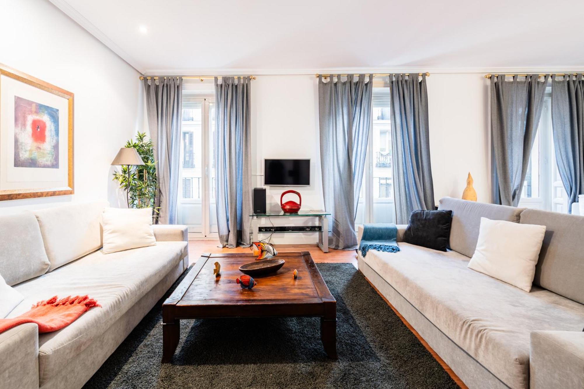 Apartamento de tres habitaciones con balcón
