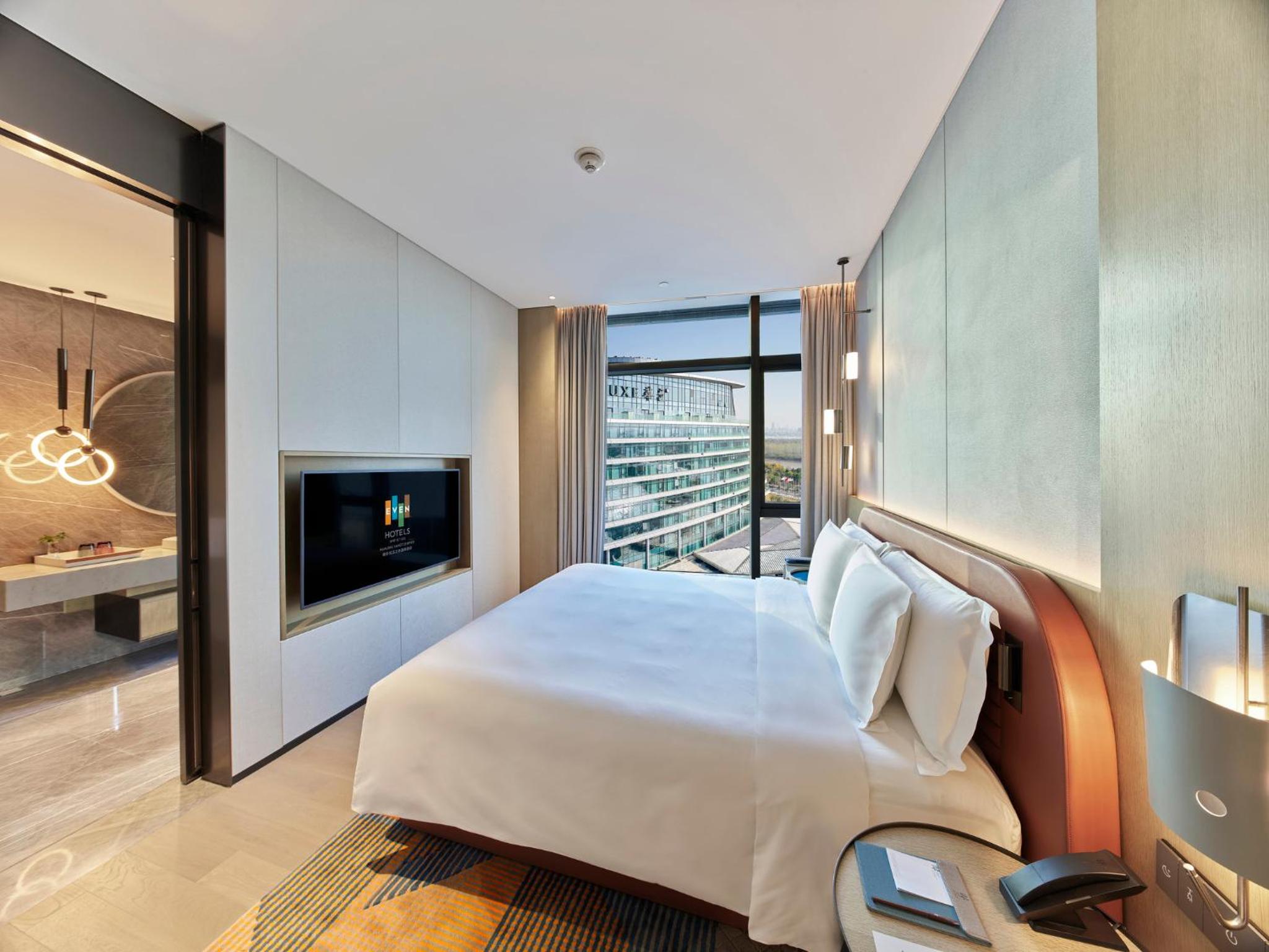 One-Bedroom Suite with Stadium View - Photo 5