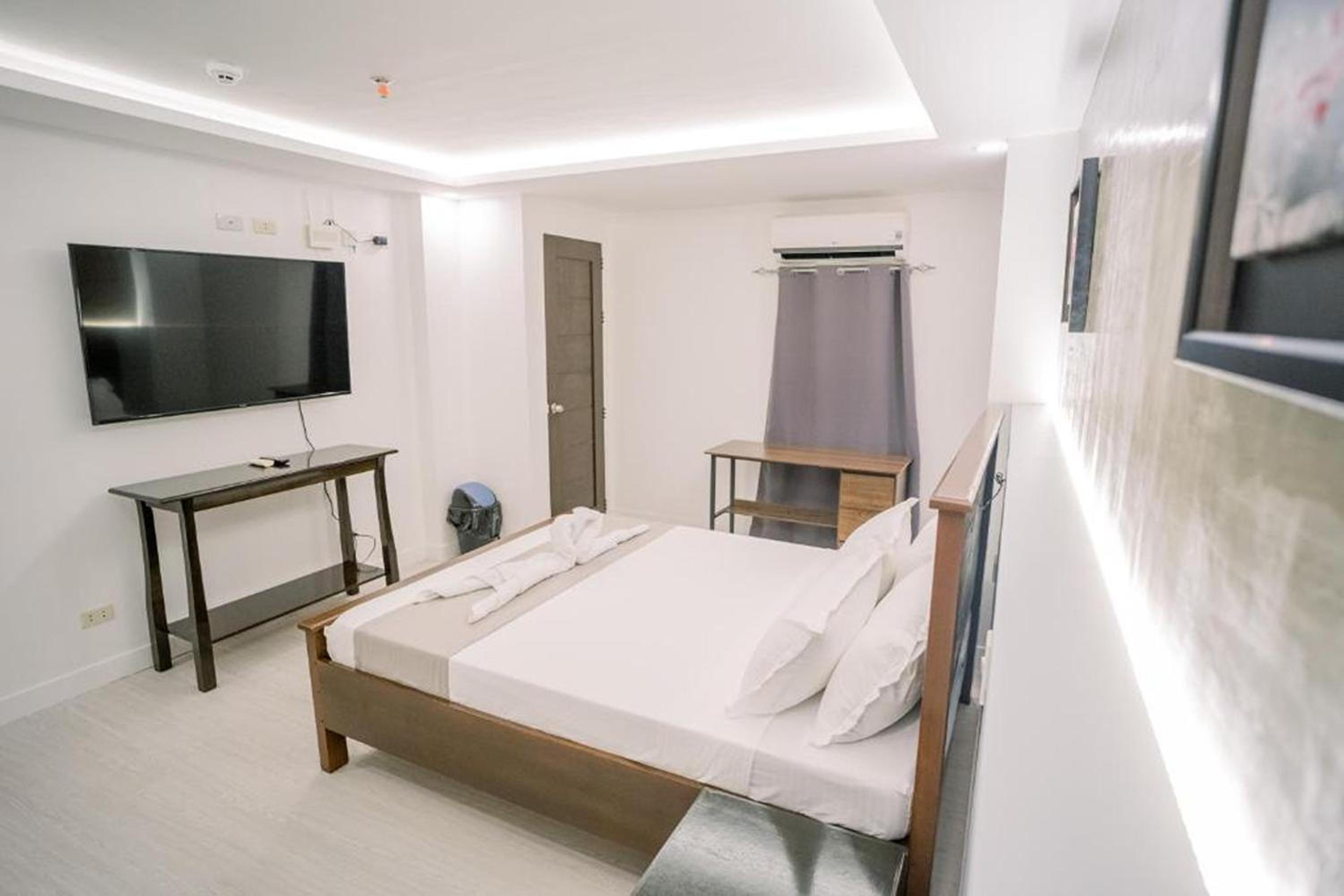 One-Bedroom Suite - Photo 10