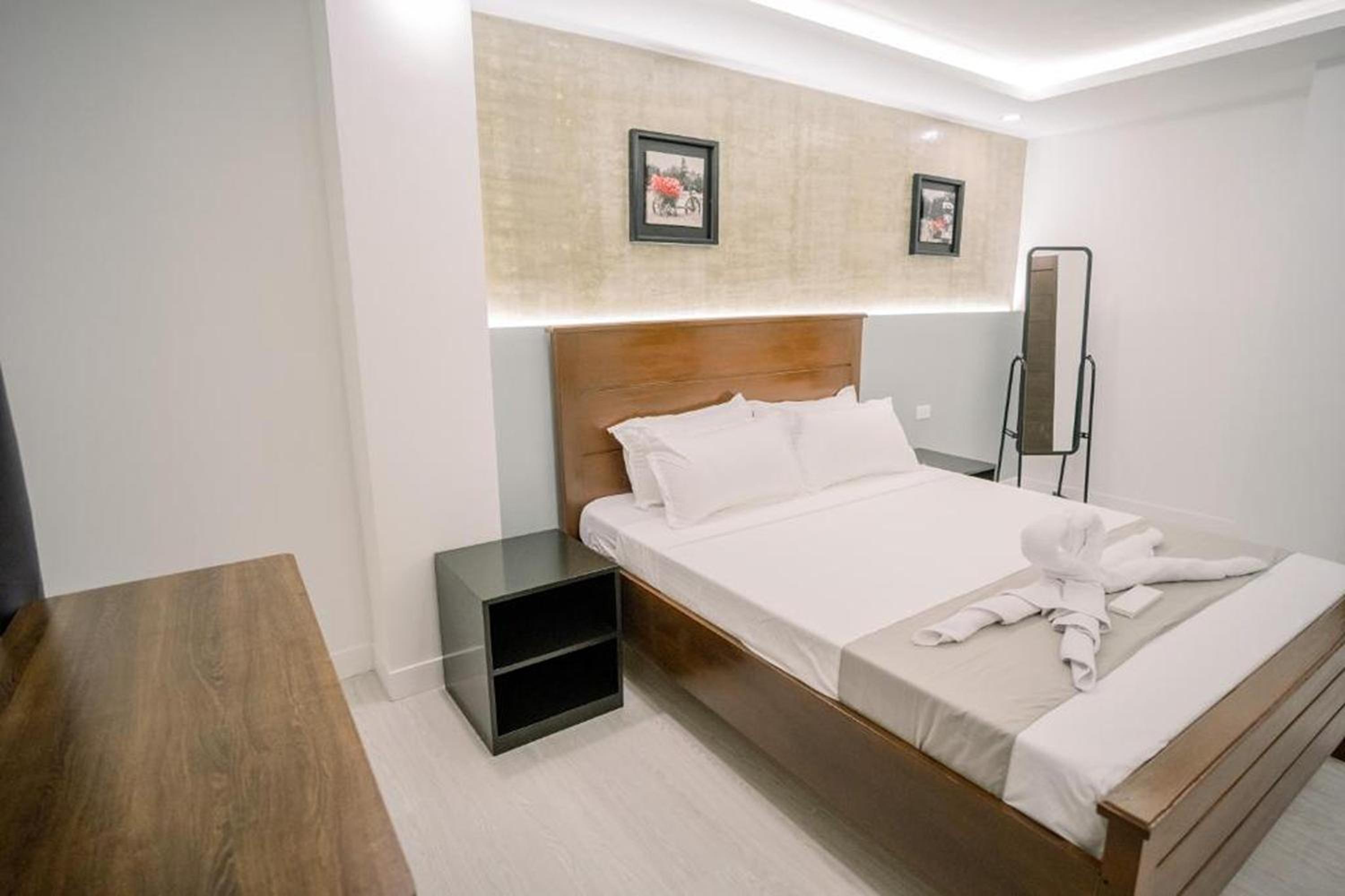 One-Bedroom Suite - Photo 5