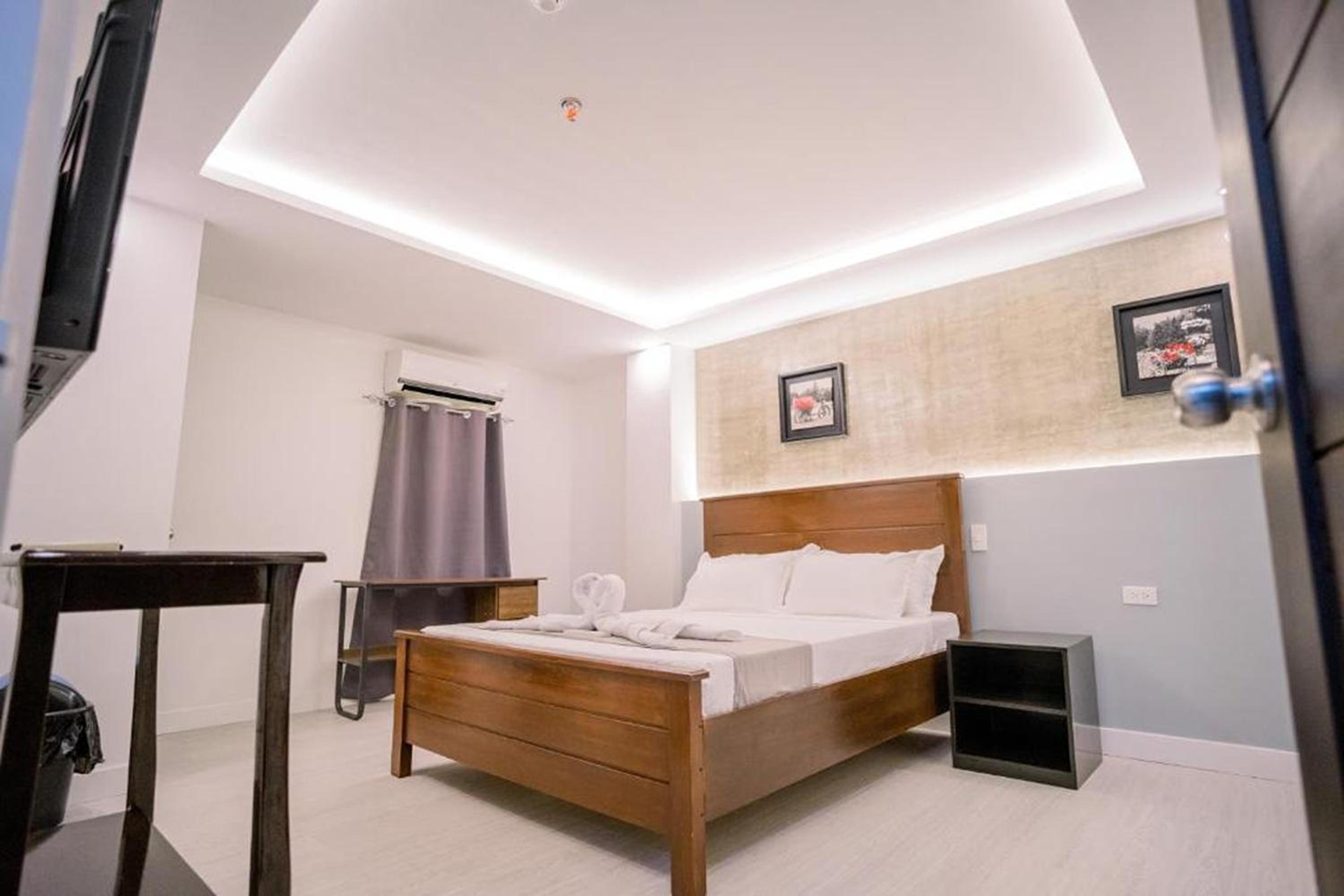 One-Bedroom Suite - Photo 6