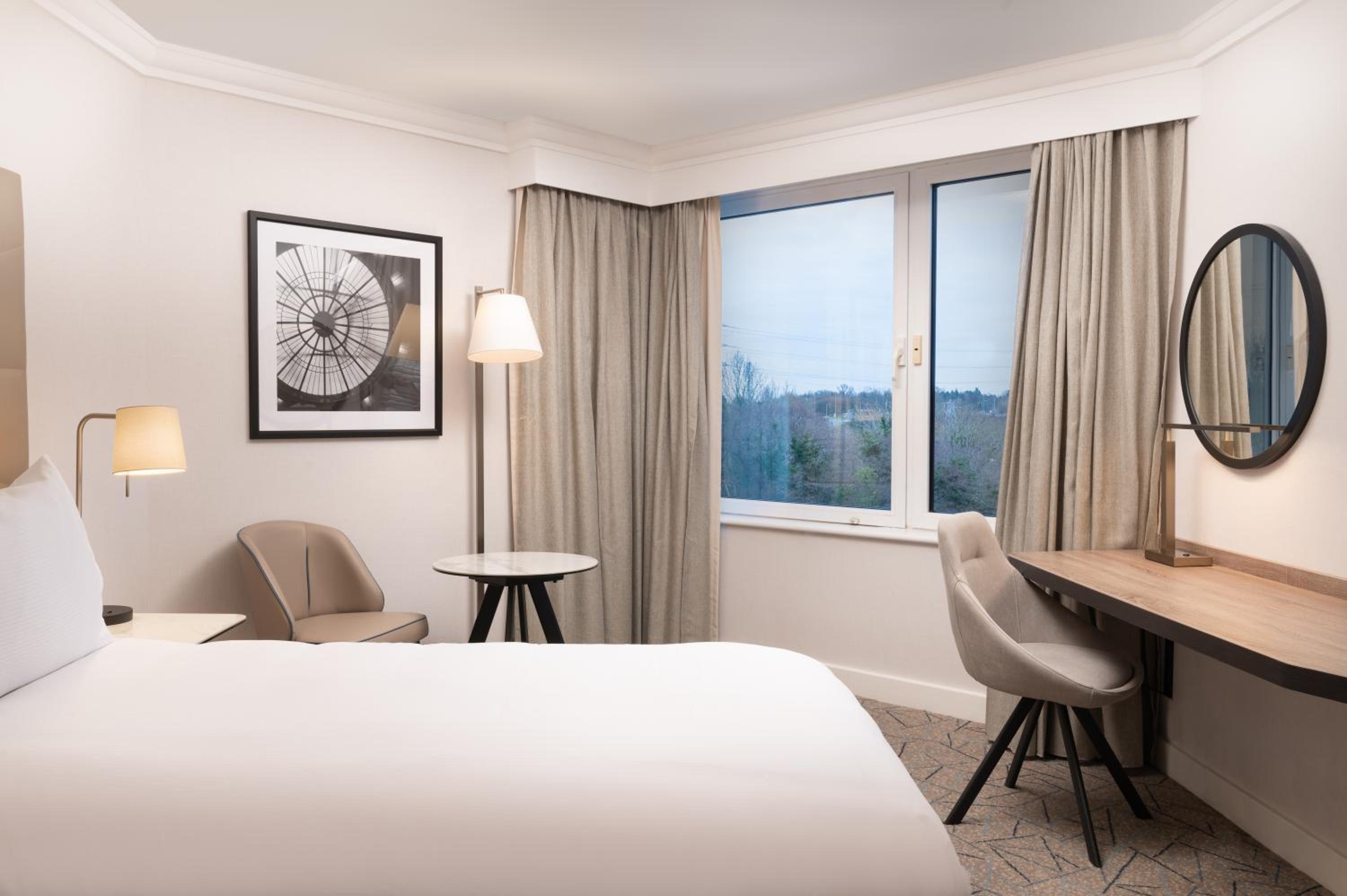 Deluxe Hilton Twin Room - Photo 10