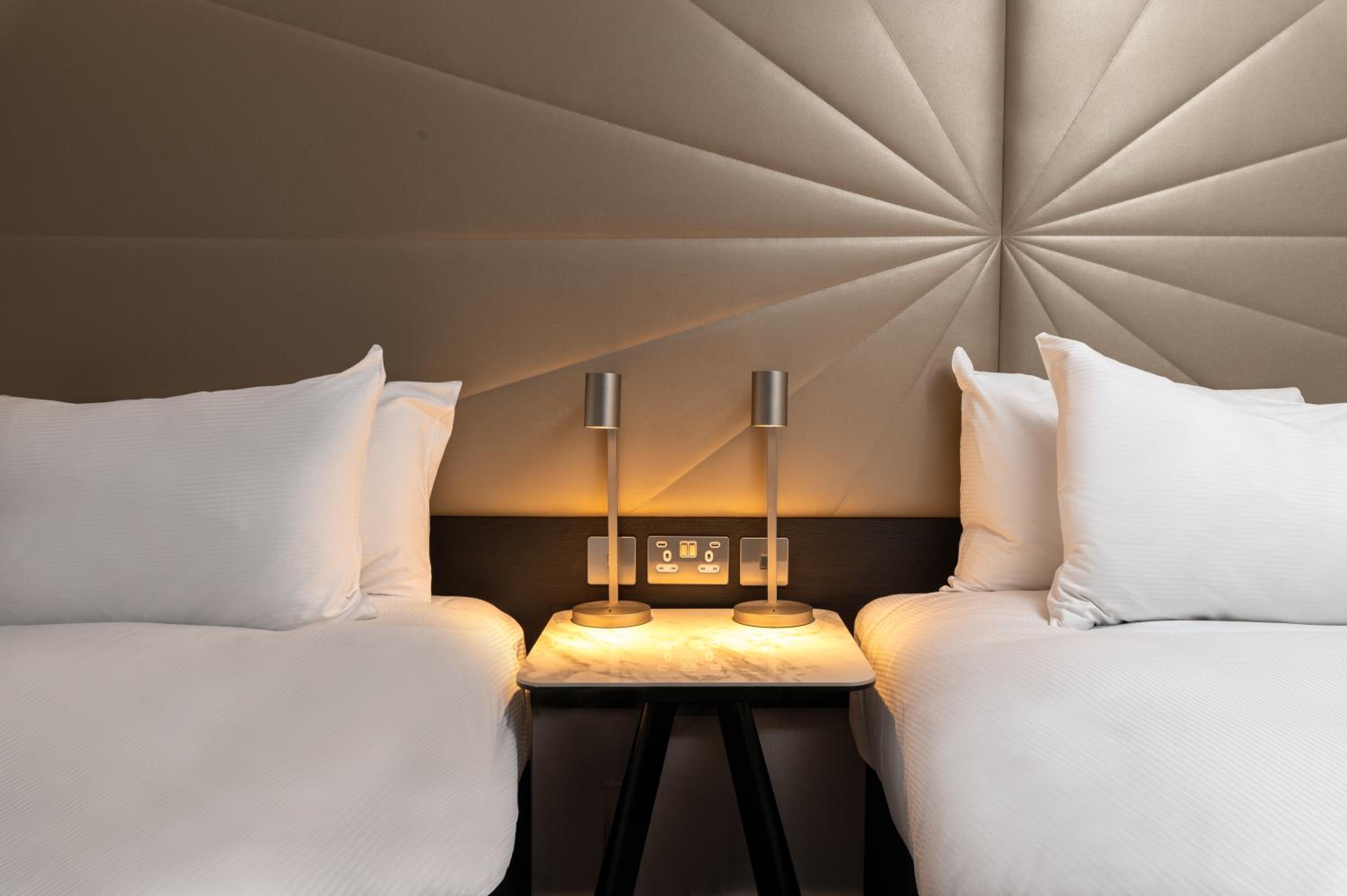 Deluxe Hilton Twin Room - Photo 12