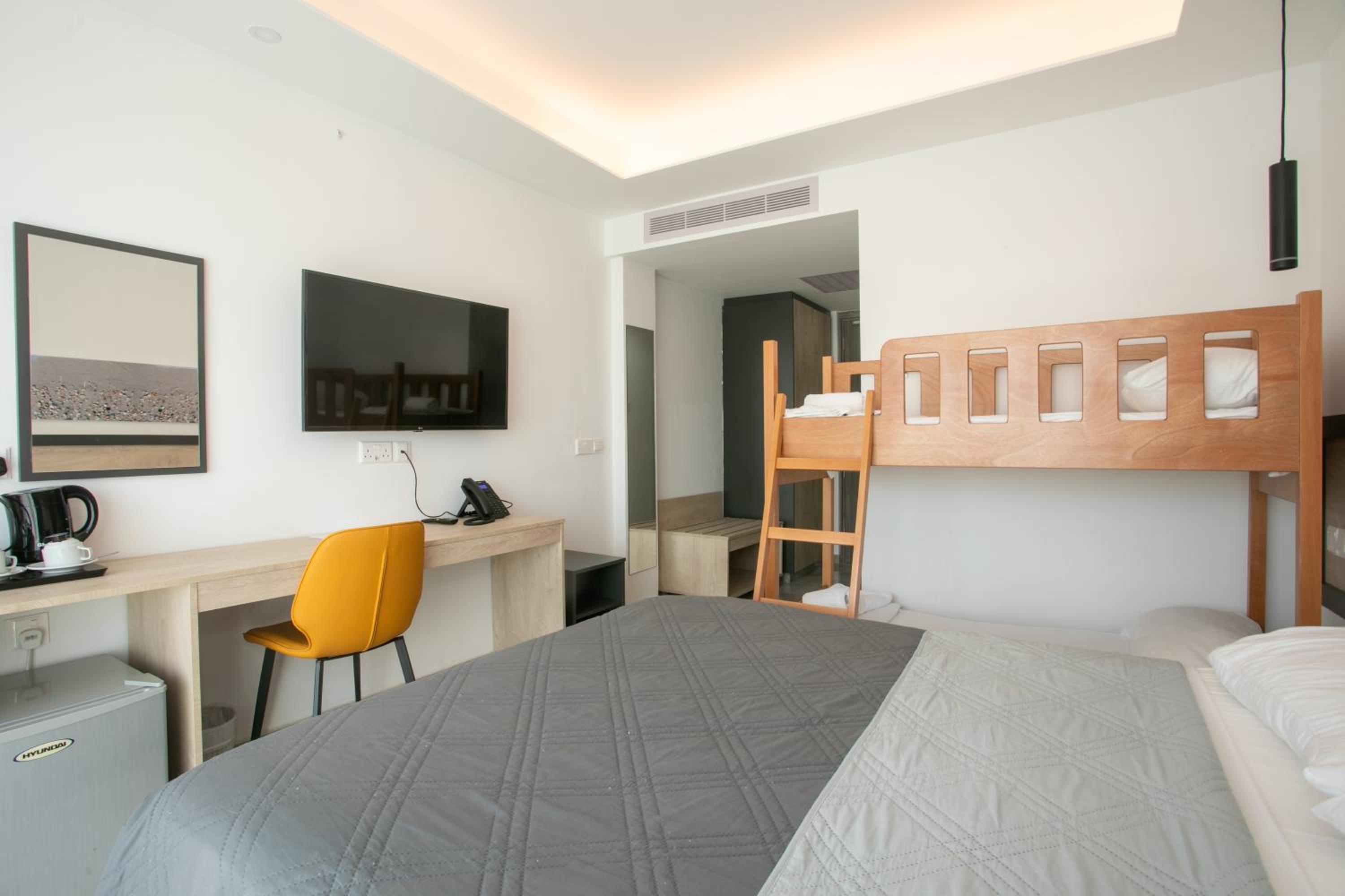 Double or Twin Room with Mountain View - Photo 5