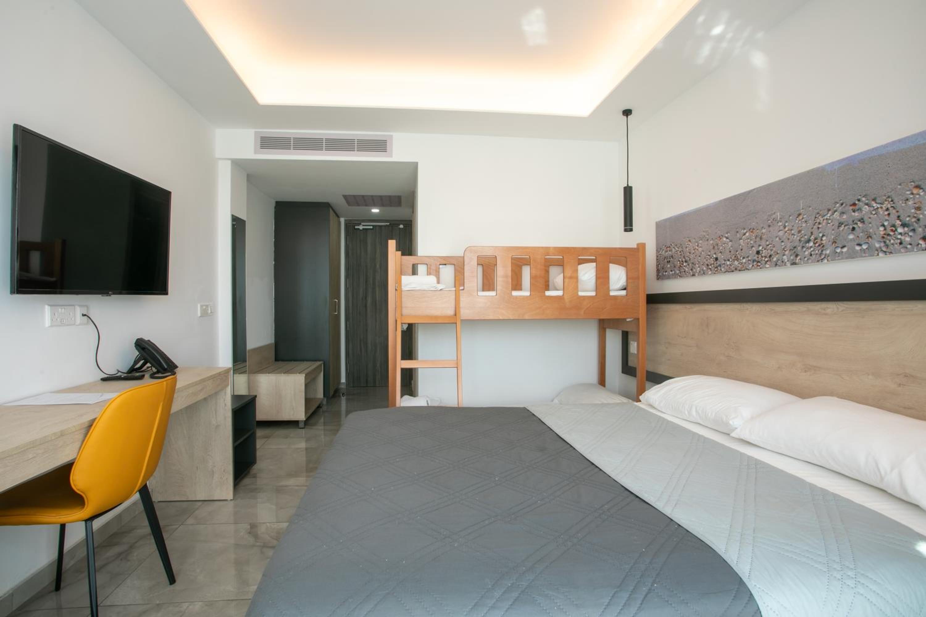 Double or Twin Room with Mountain View - Photo 3