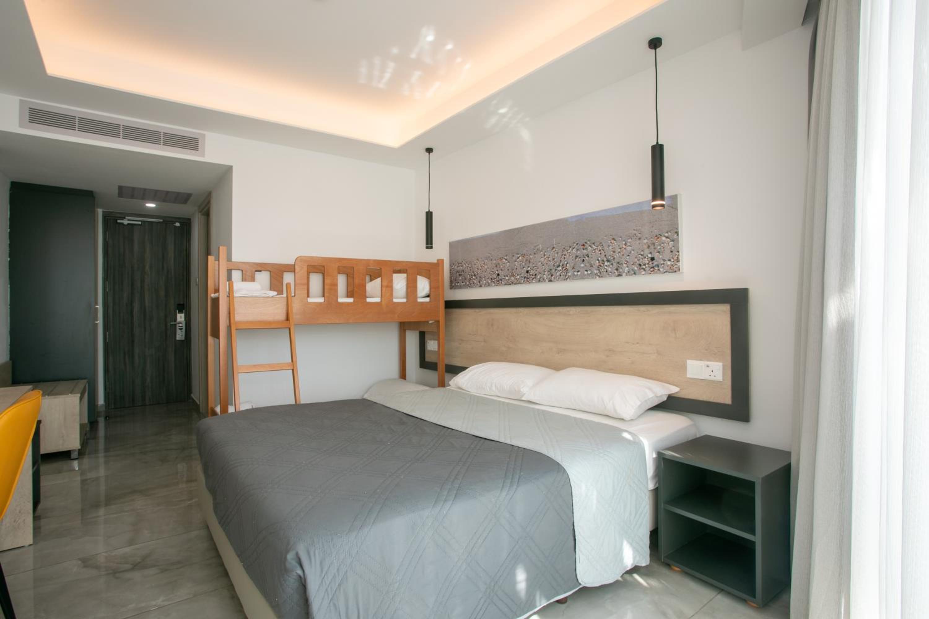 Double or Twin Room with Mountain View - Photo 4
