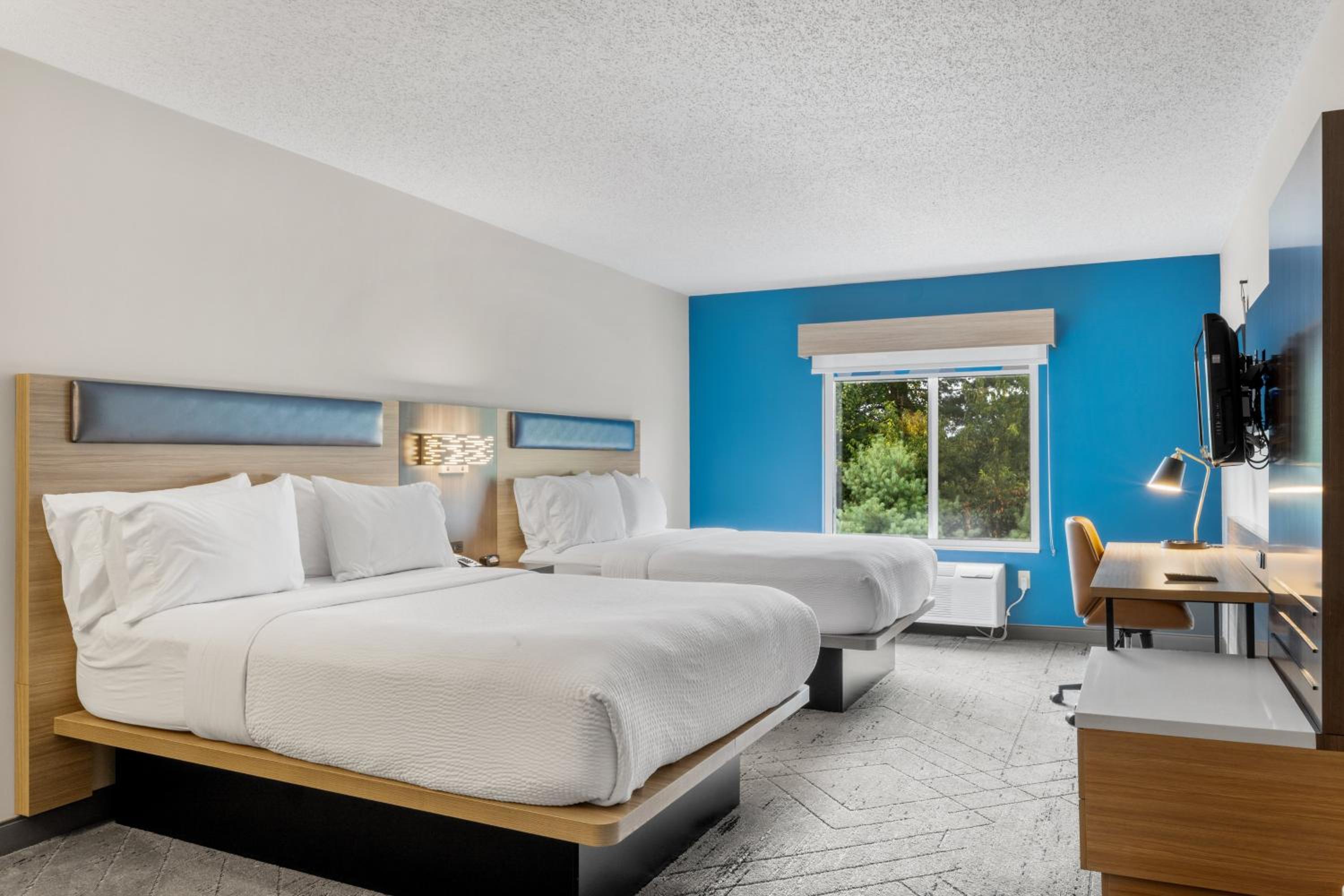 Standard Room with Two Queen Beds - Photo 4