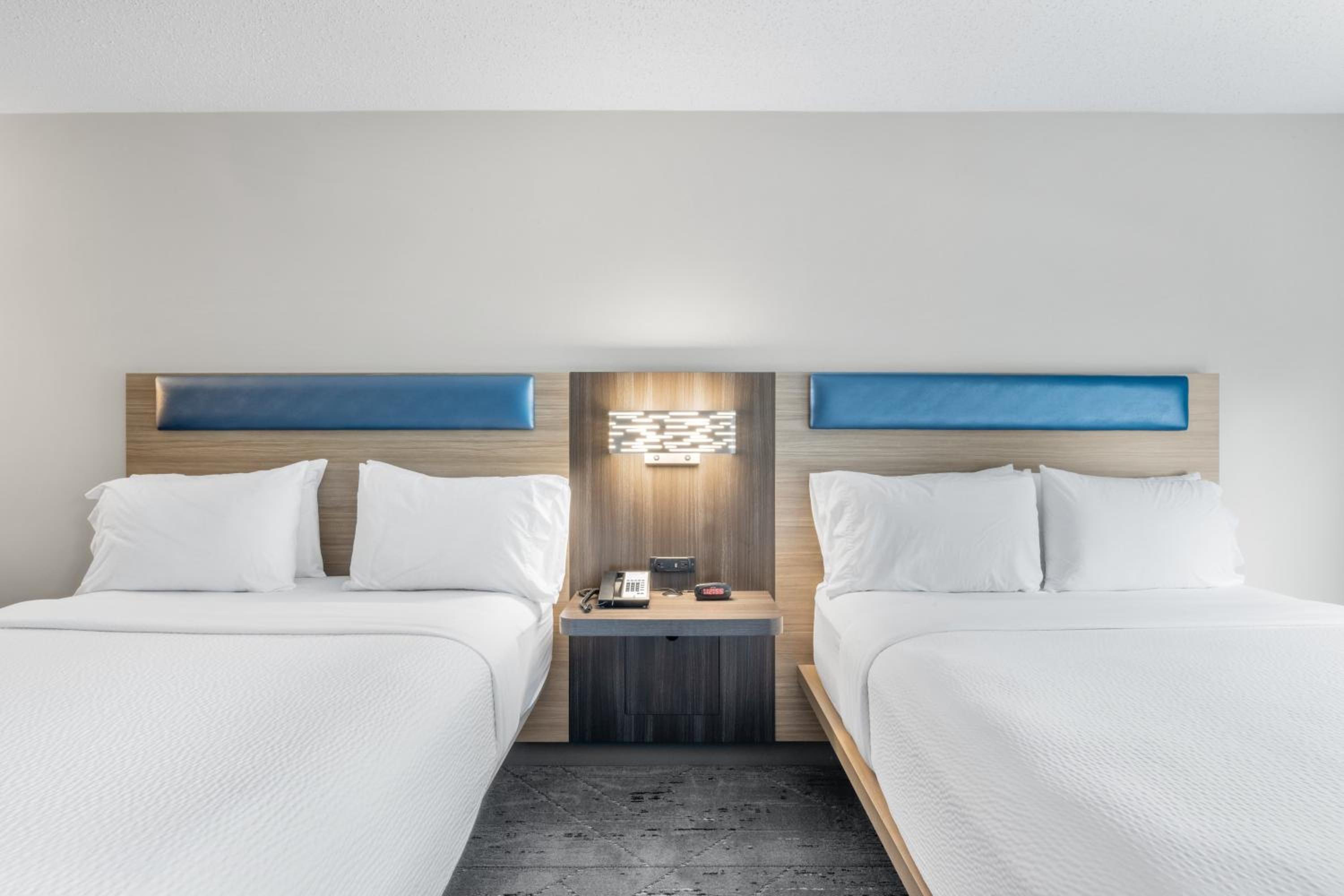 Standard Room with Two Queen Beds - Photo 3