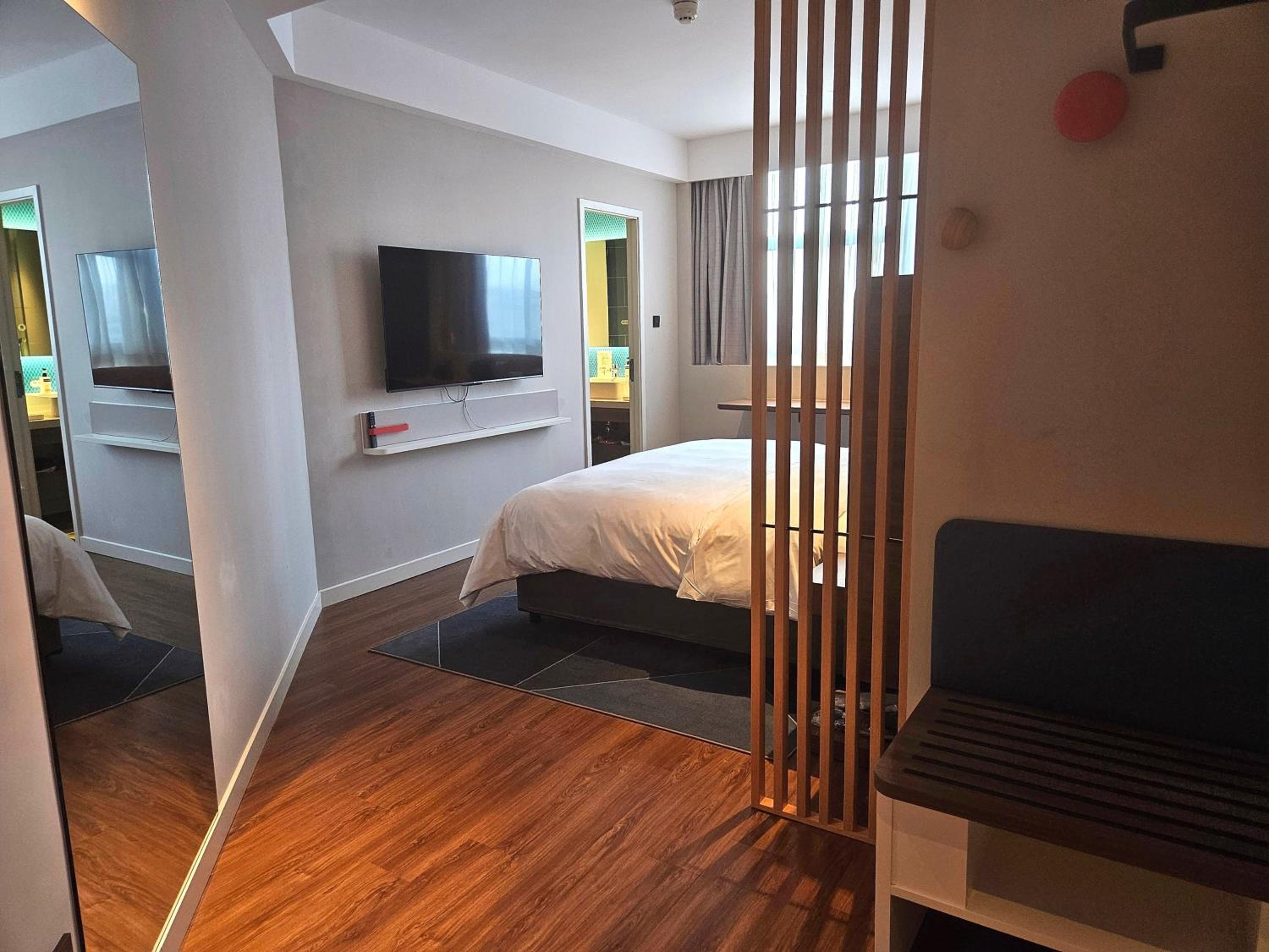 Standard King Room with Stocked Mini-bar - Photo 9