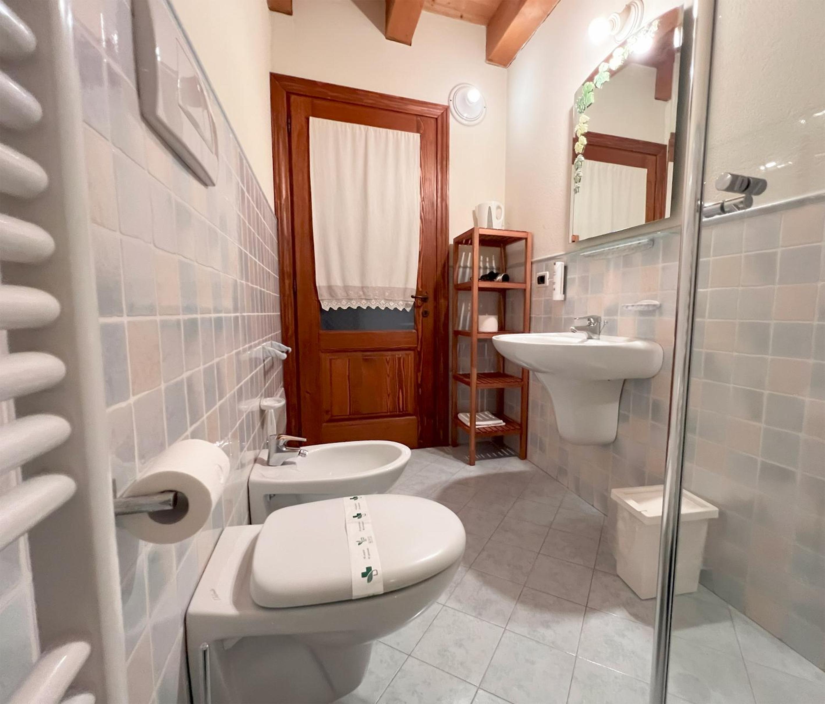 Double Room with Bathroom photo 2