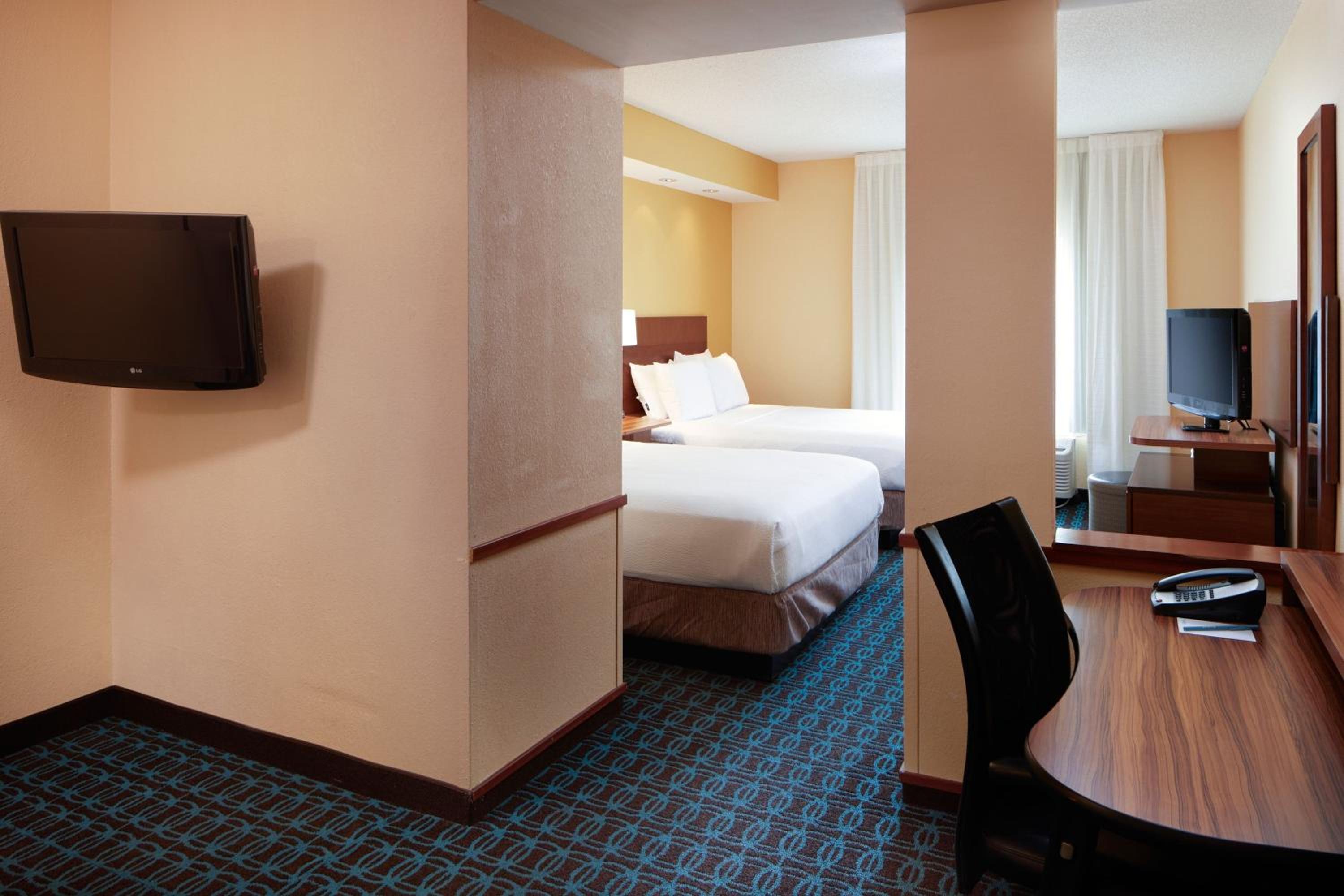 Queen Suite with Two Queen Beds and Sofa Bed - Photo 4