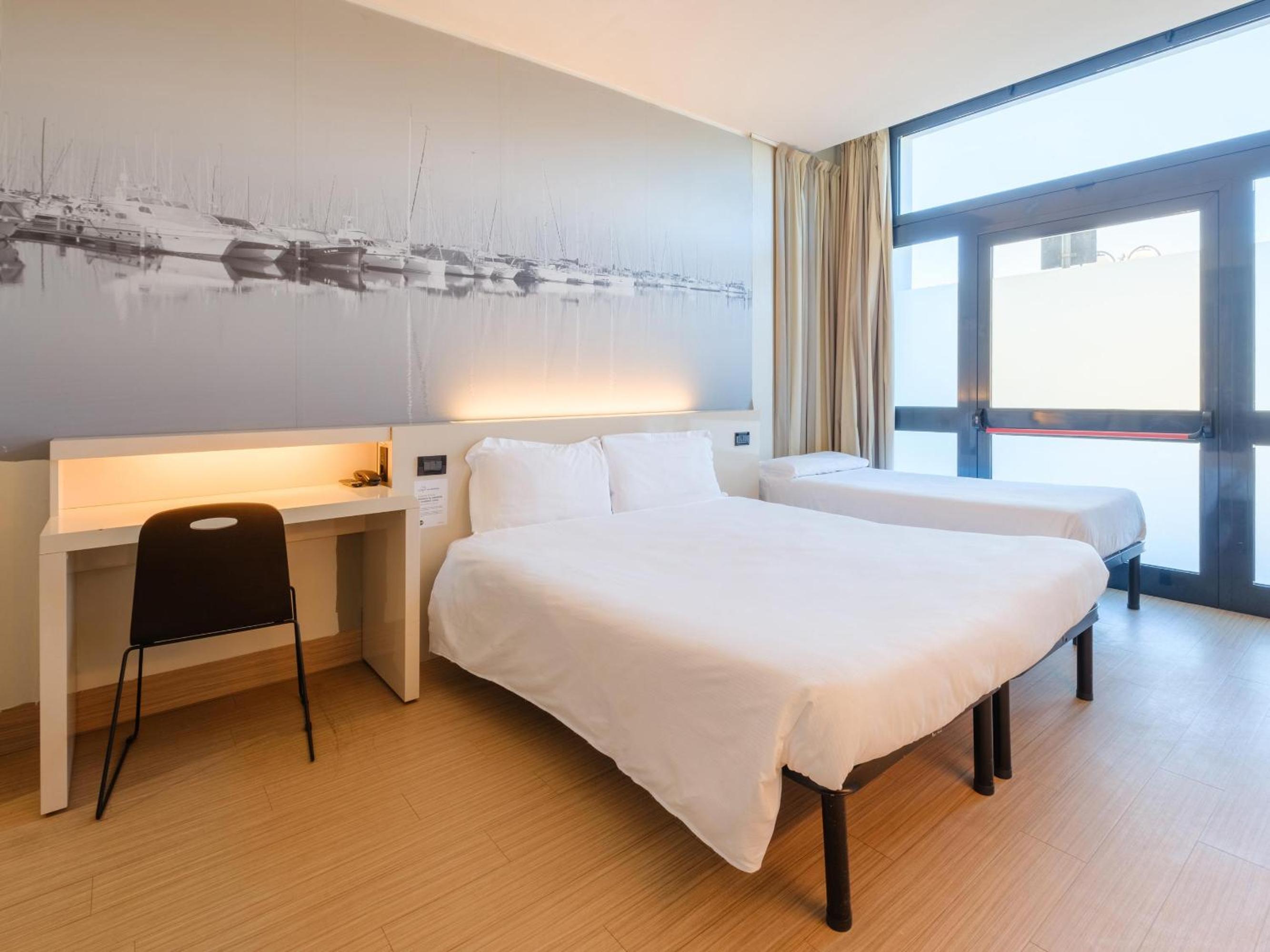 Economy Triple Room photo 3