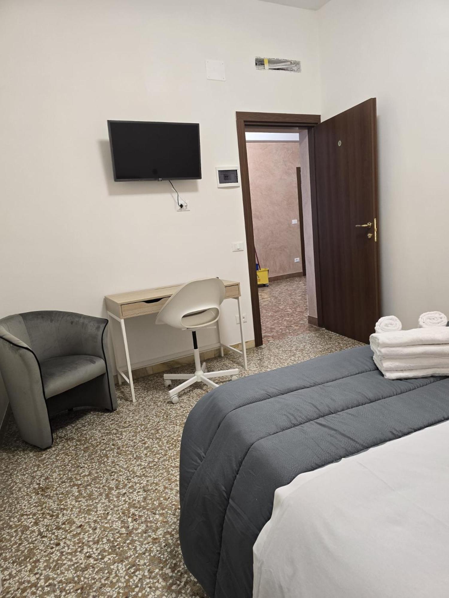 Double Room with Private External Bathroom photo 3