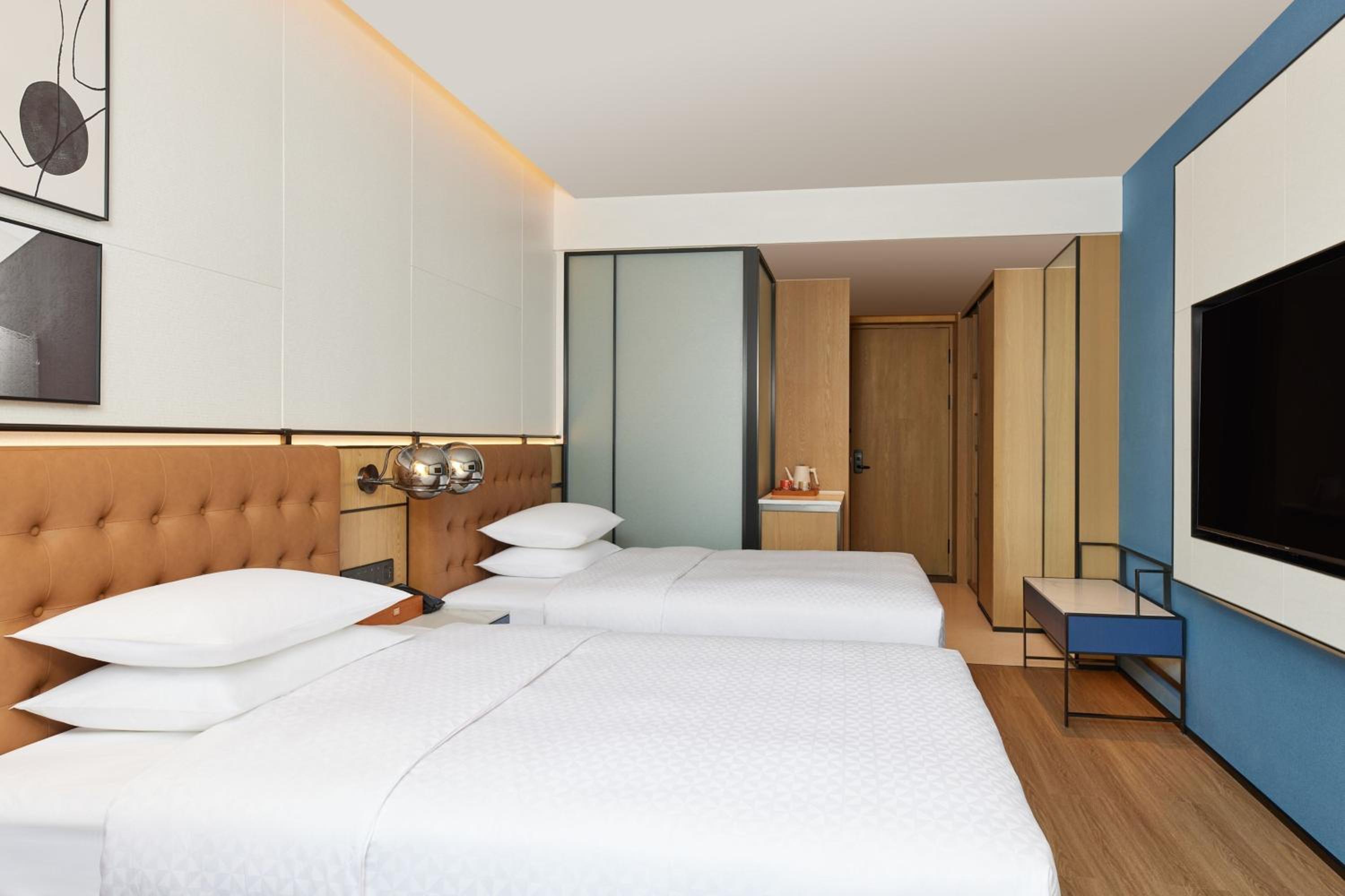 Superior Double Room with Two Double Beds and City View photo 2