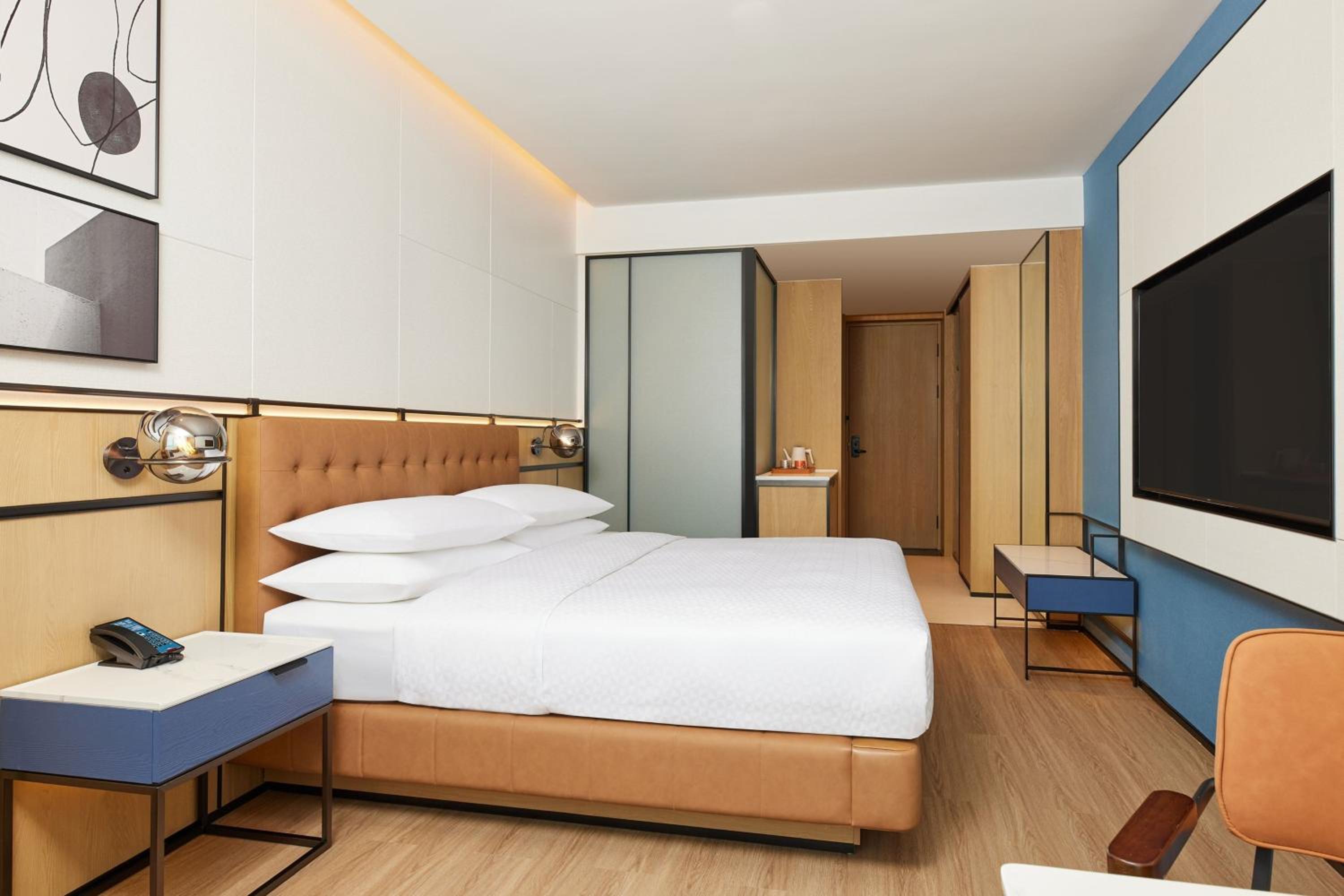 Superior King Room with City View