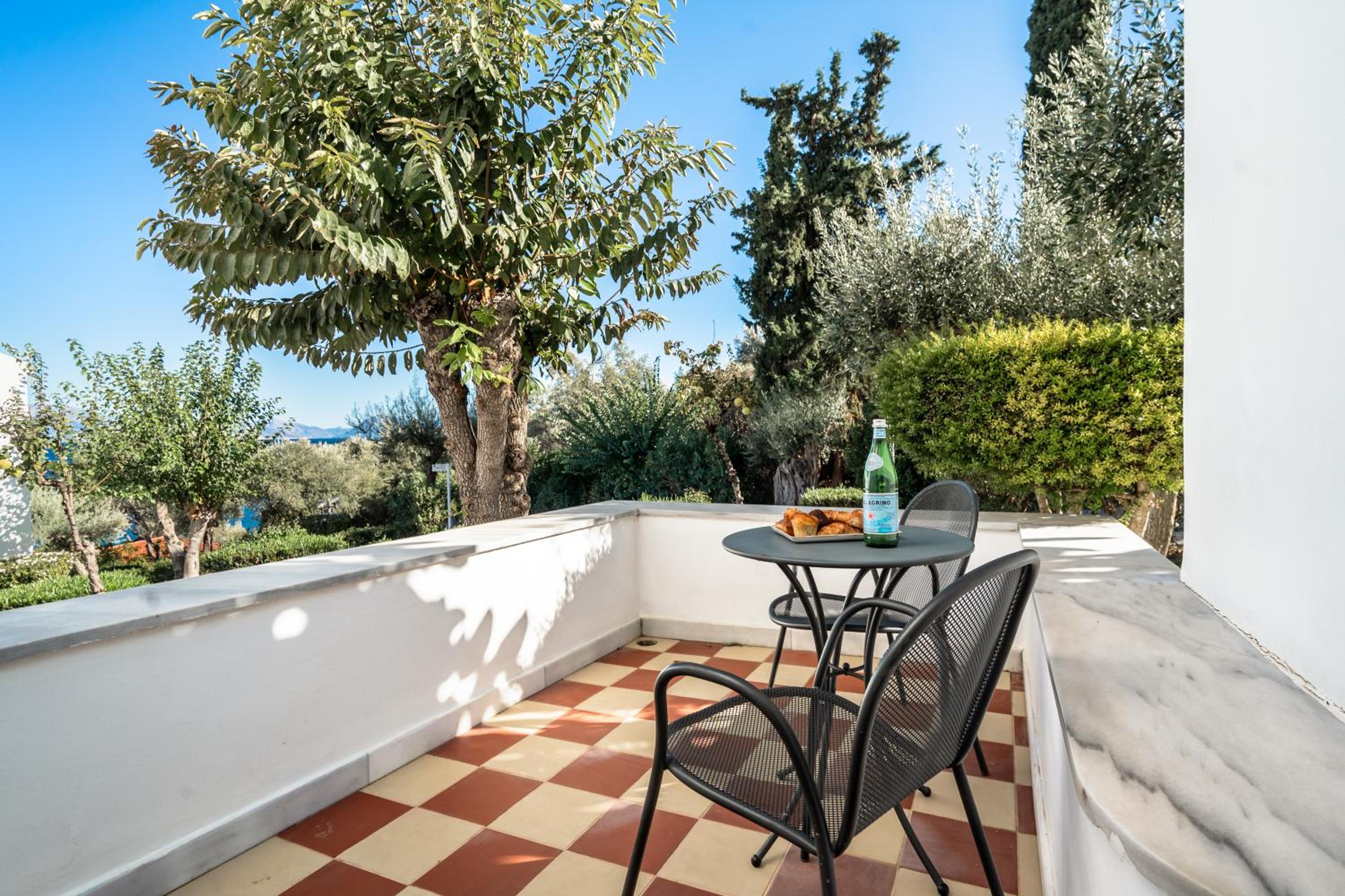 Double Room with Garden View - Photo 3