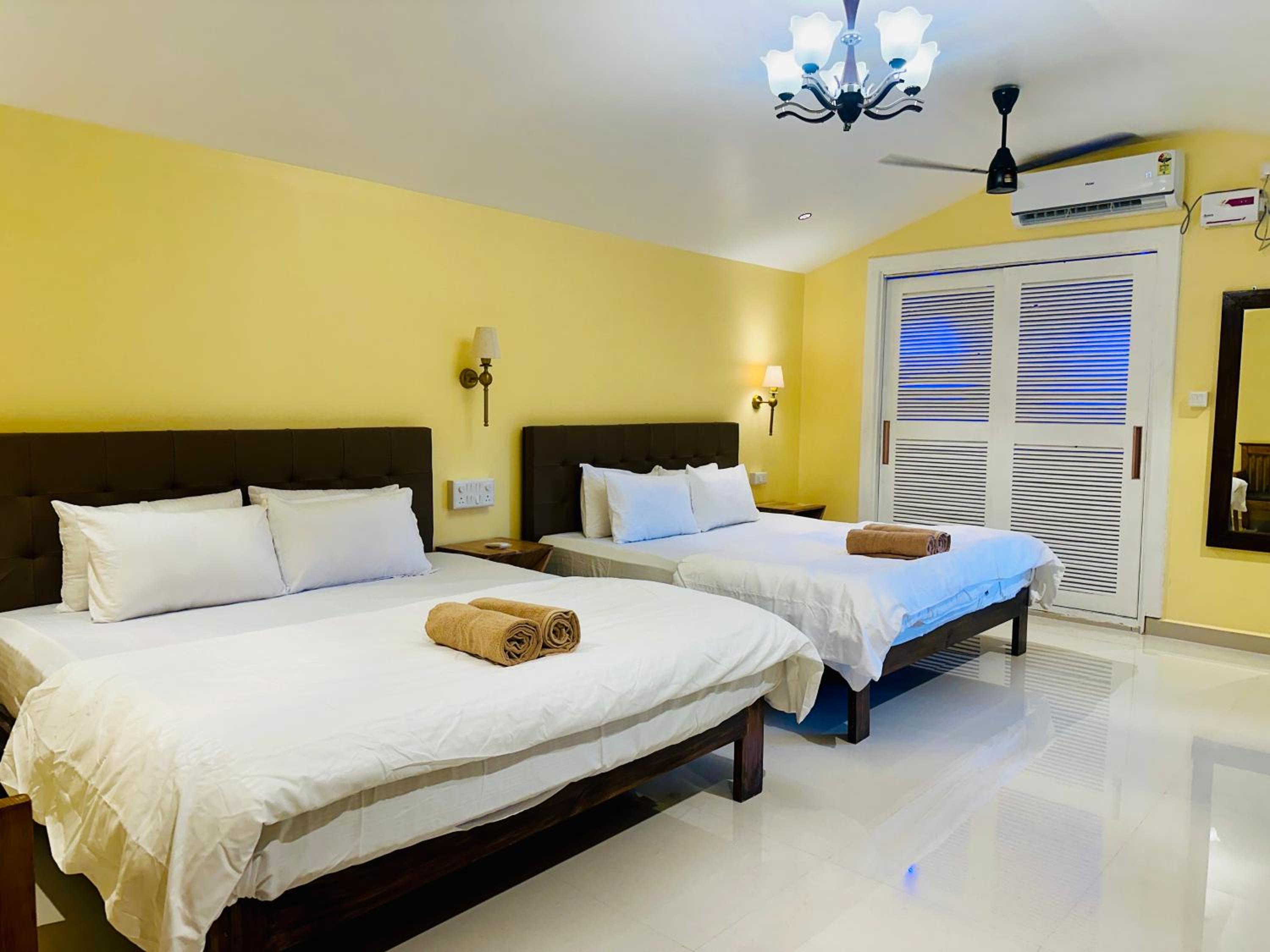 Superior Family Room - Photo 4