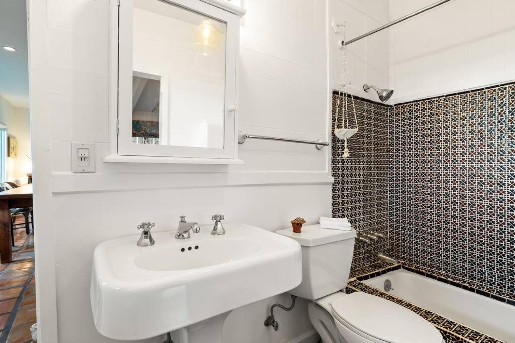 Three-Bedroom House photo 3