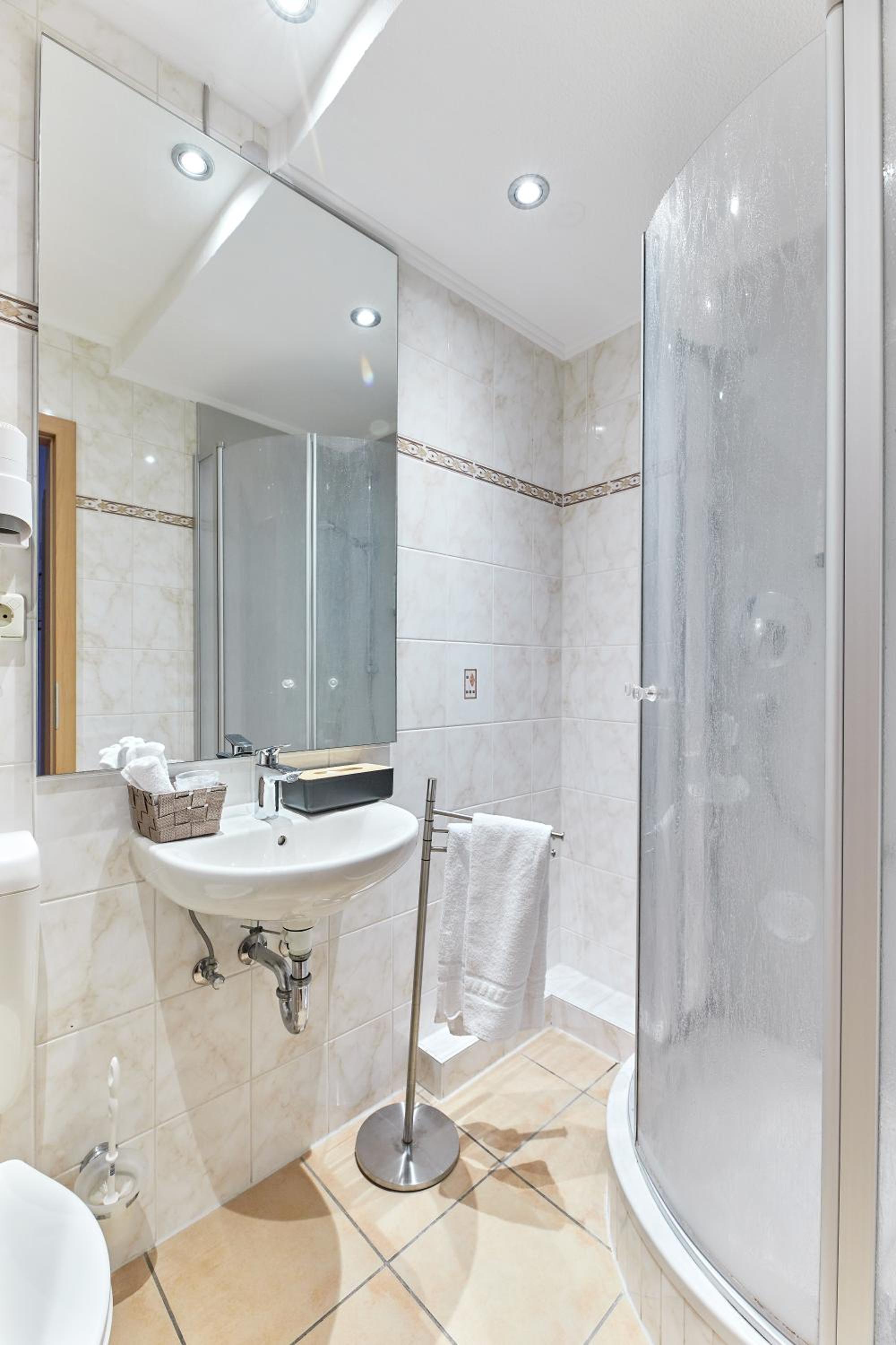 Double Room with City View - Photo 2