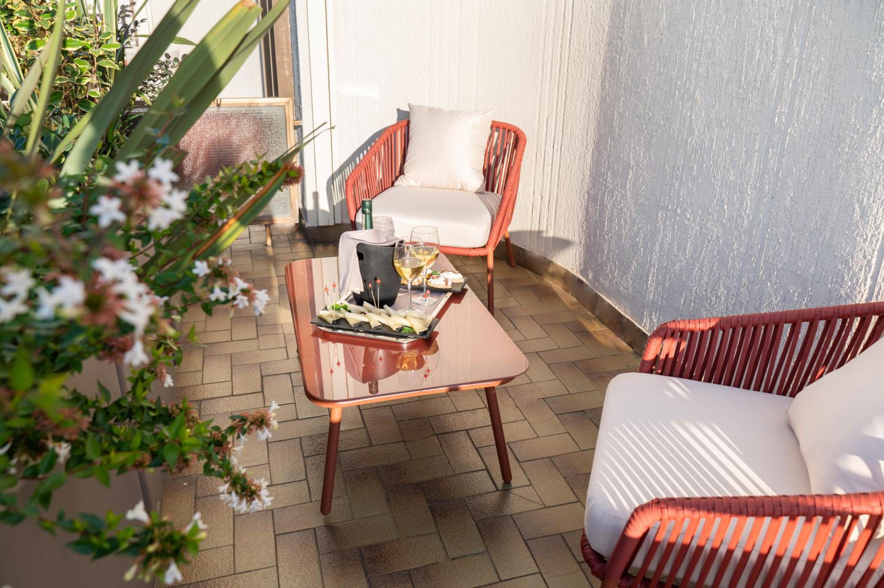 Deluxe Double or Twin Room with Terrace thumbnail 6