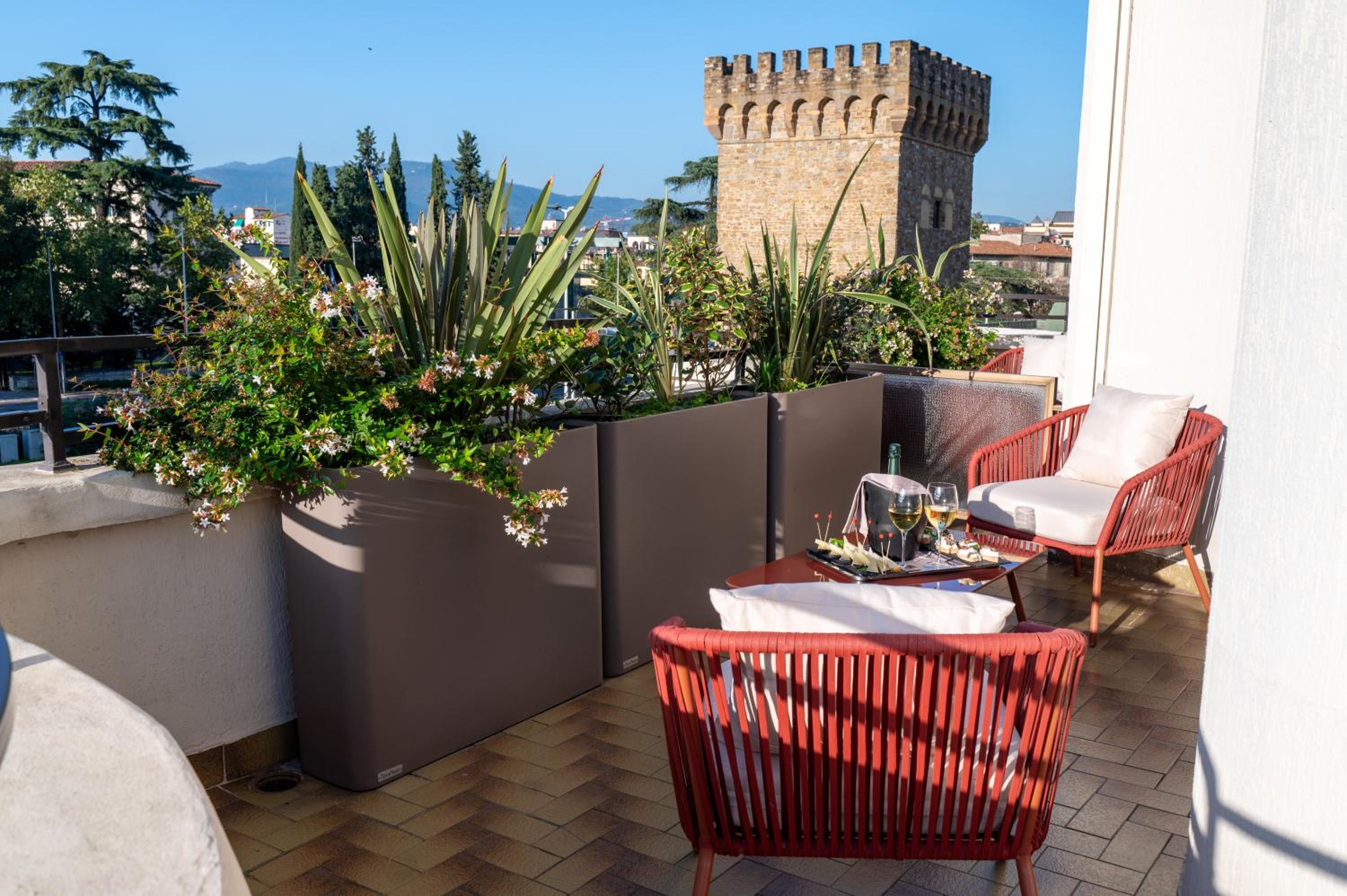Deluxe Double or Twin Room with Terrace thumbnail 5