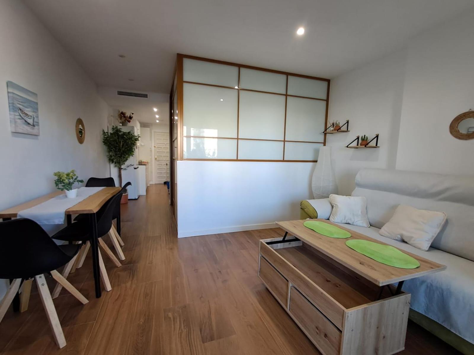 Apartamento de una habitación con balcón y vista al mar