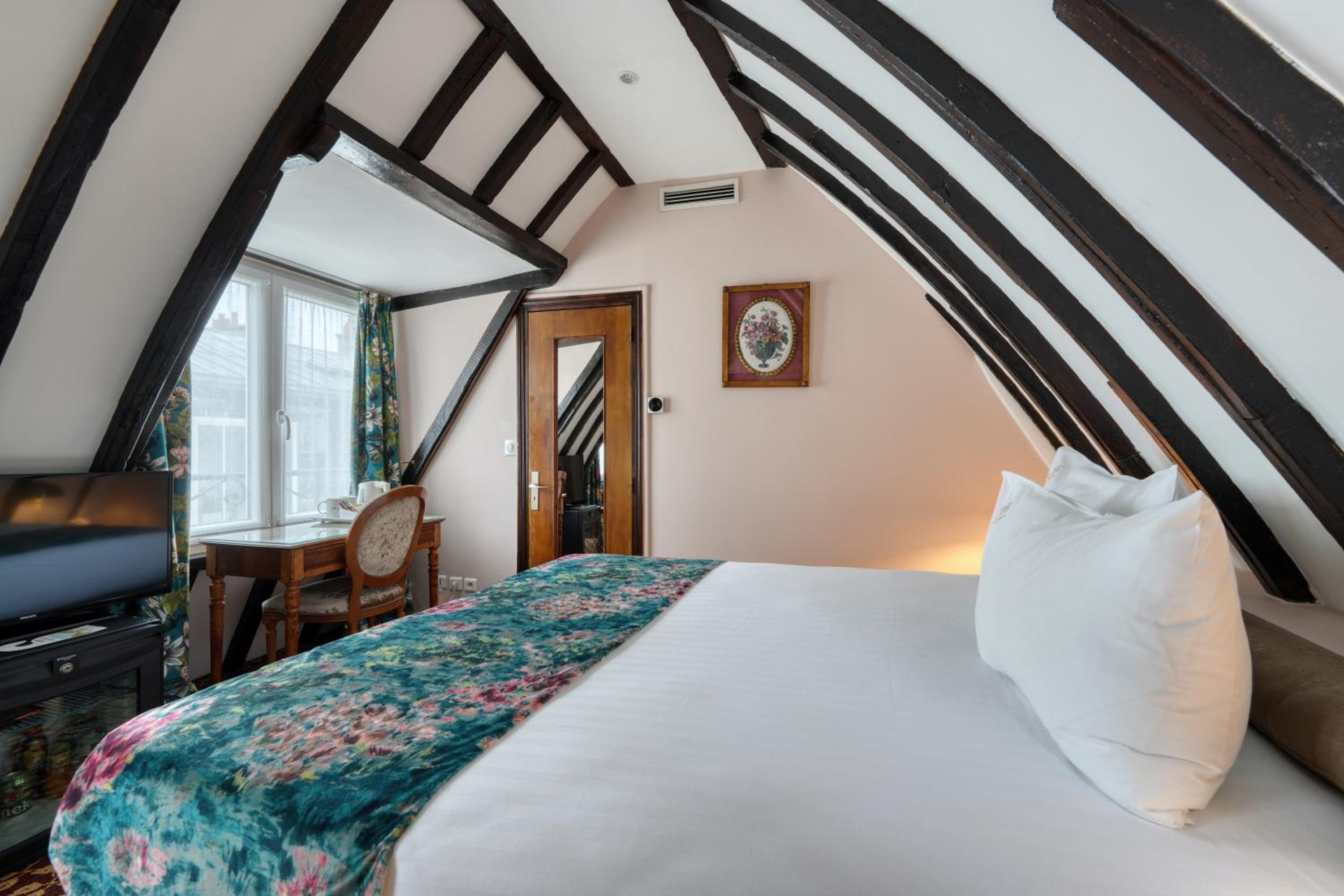 Double Room with Arc de Triomphe view photo 2