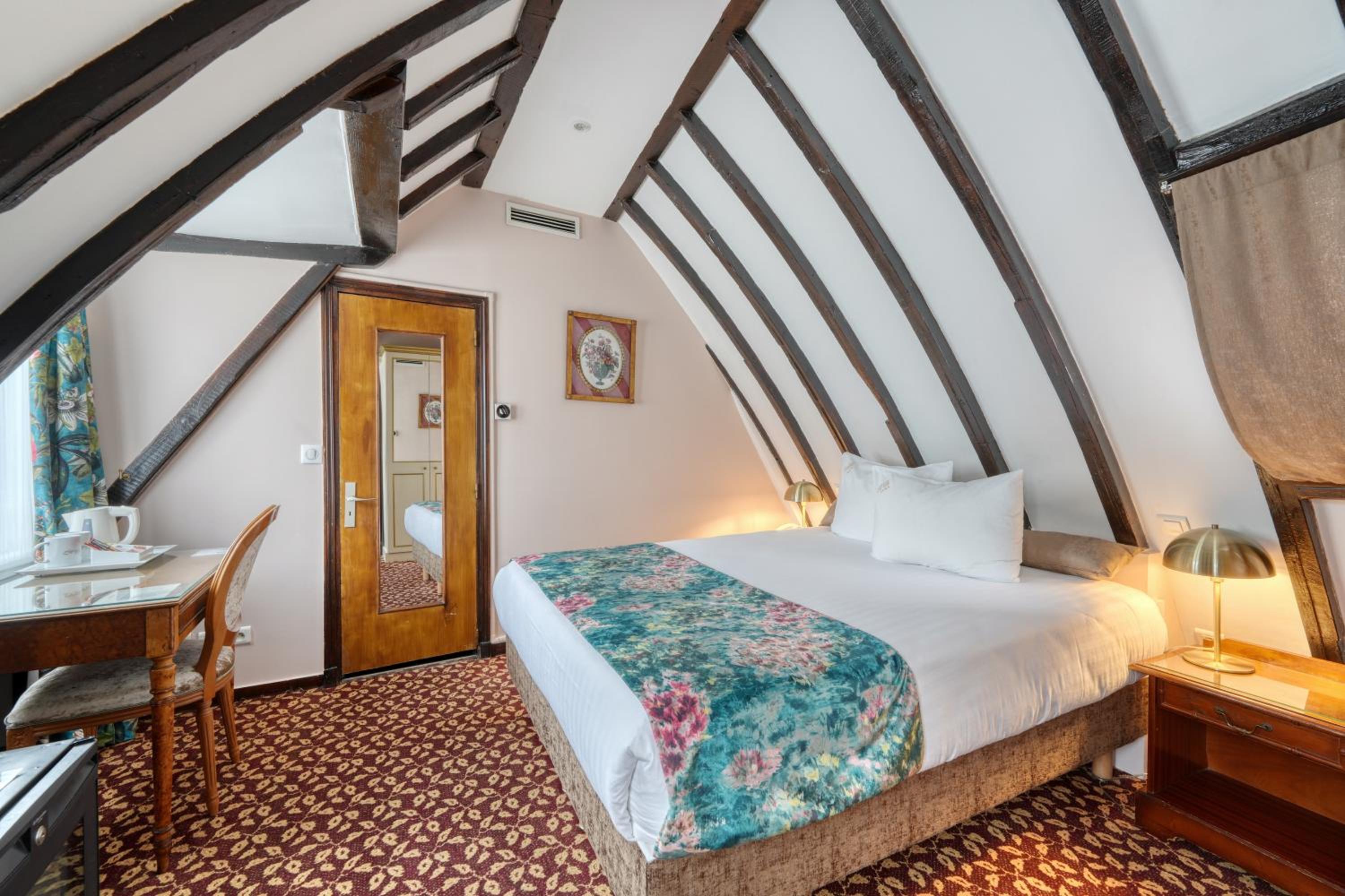 Double Room with Arc de Triomphe view photo 3