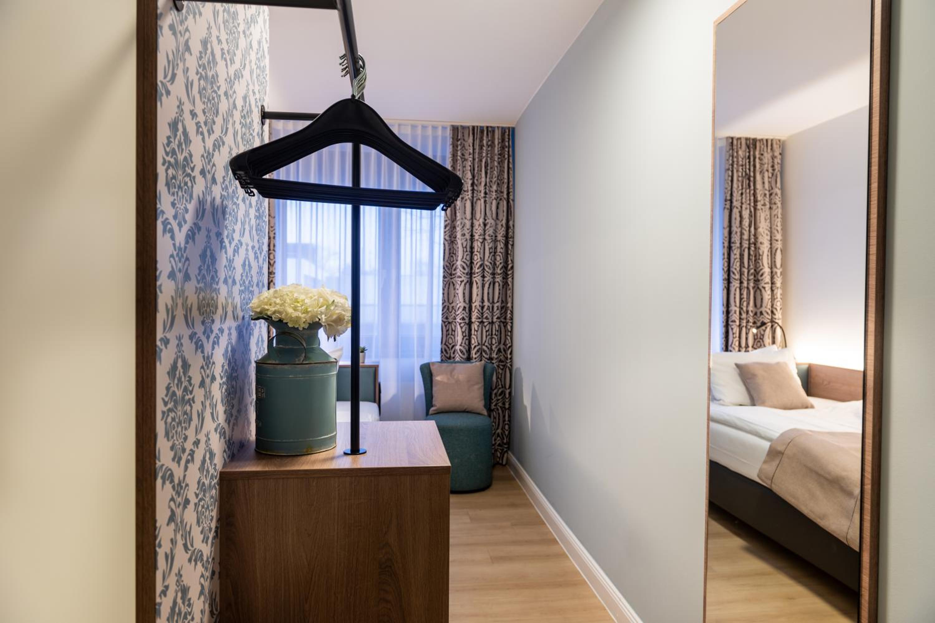 Cozy Queen Room - Photo 7