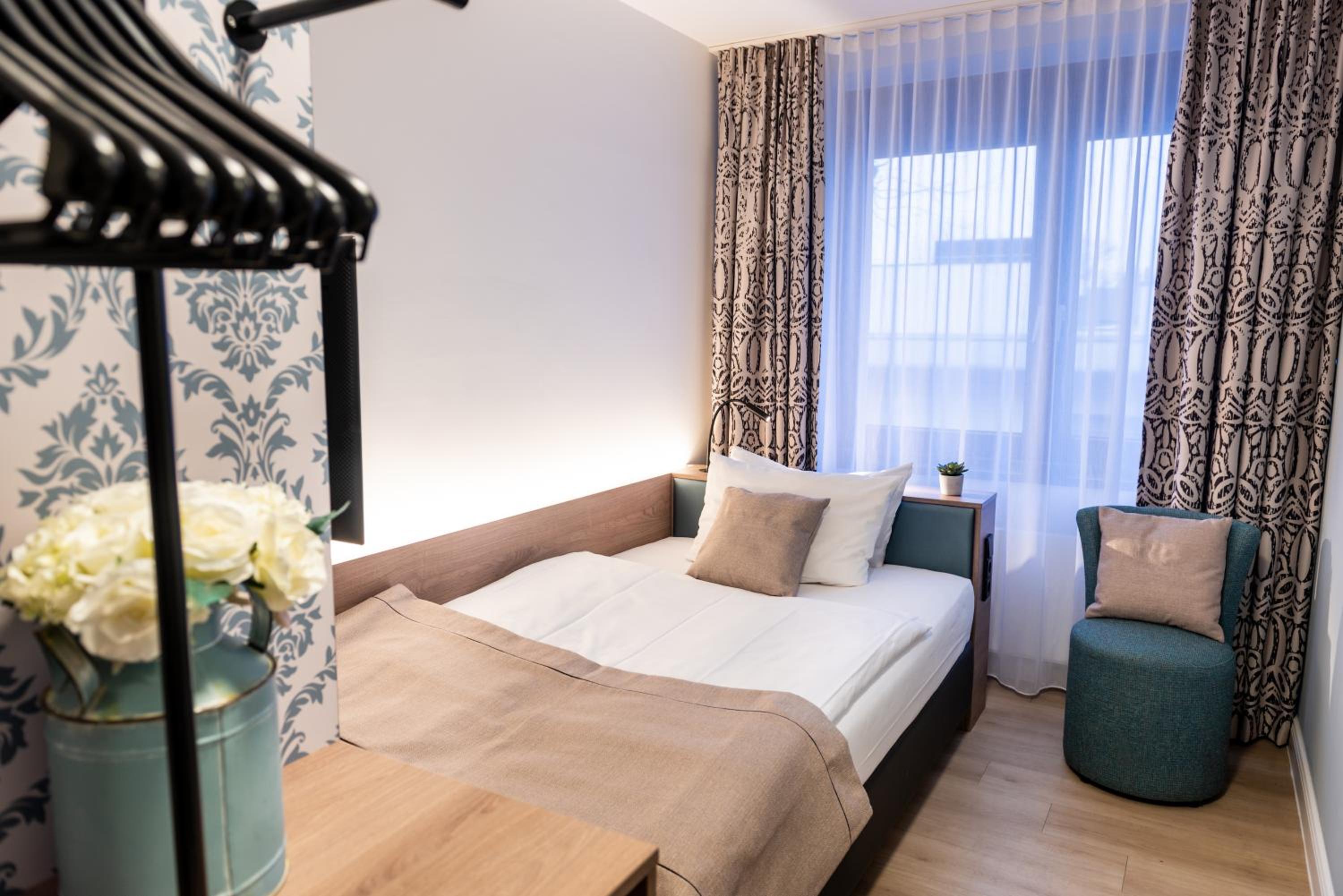 Cozy Queen Room - Photo 1