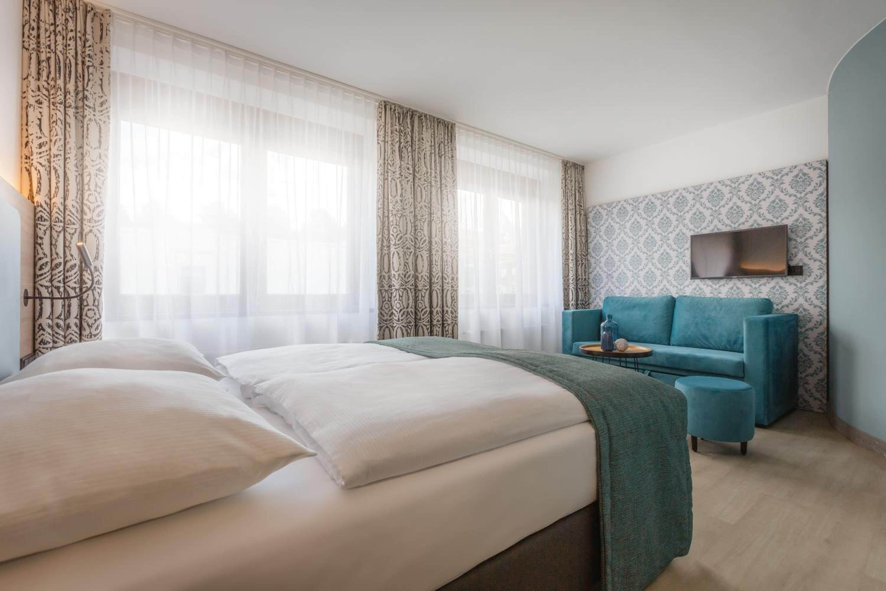 Premium Family Queen Room with Sofa Bed - Photo 2