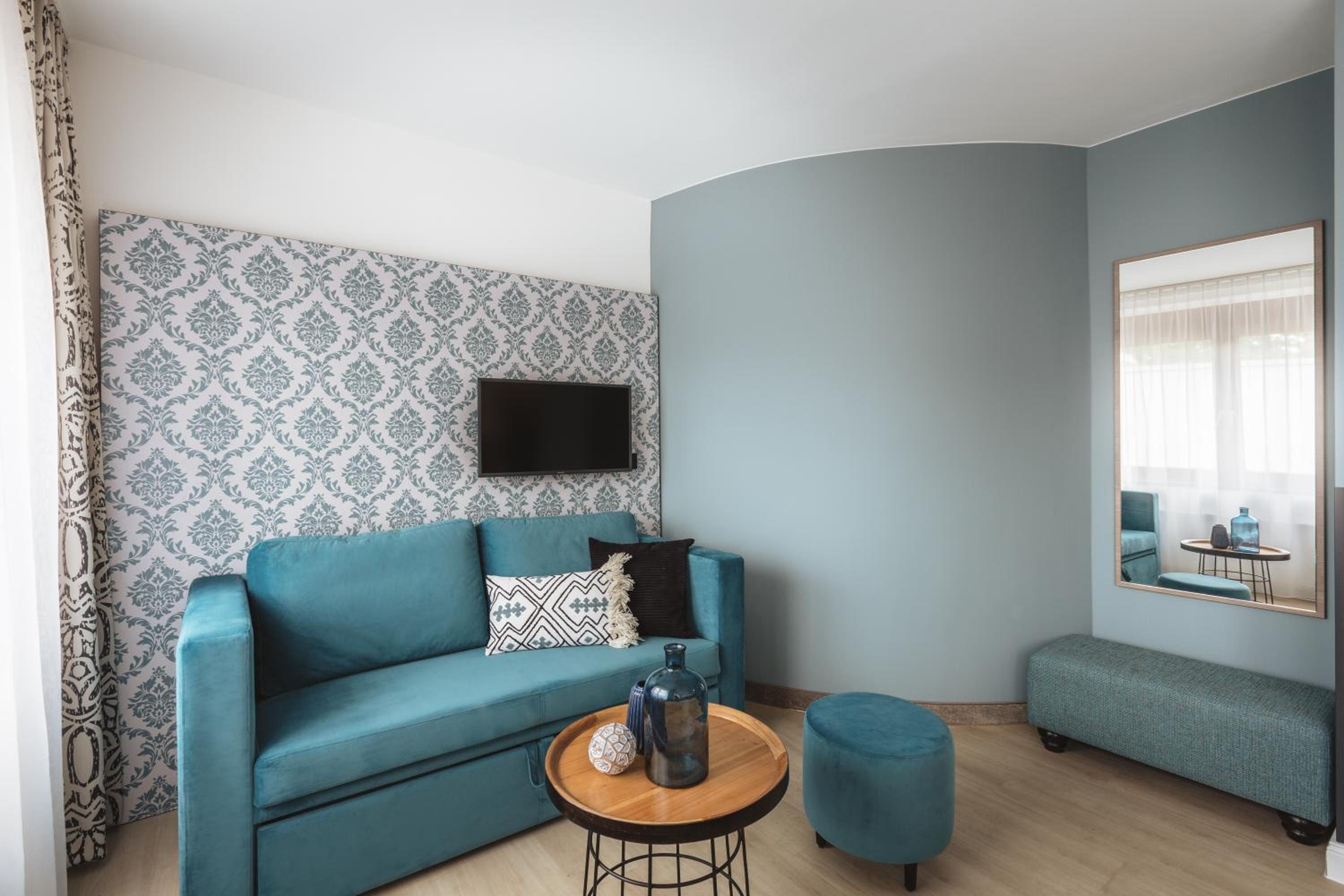 Premium Family Queen Room with Sofa Bed - Photo 5