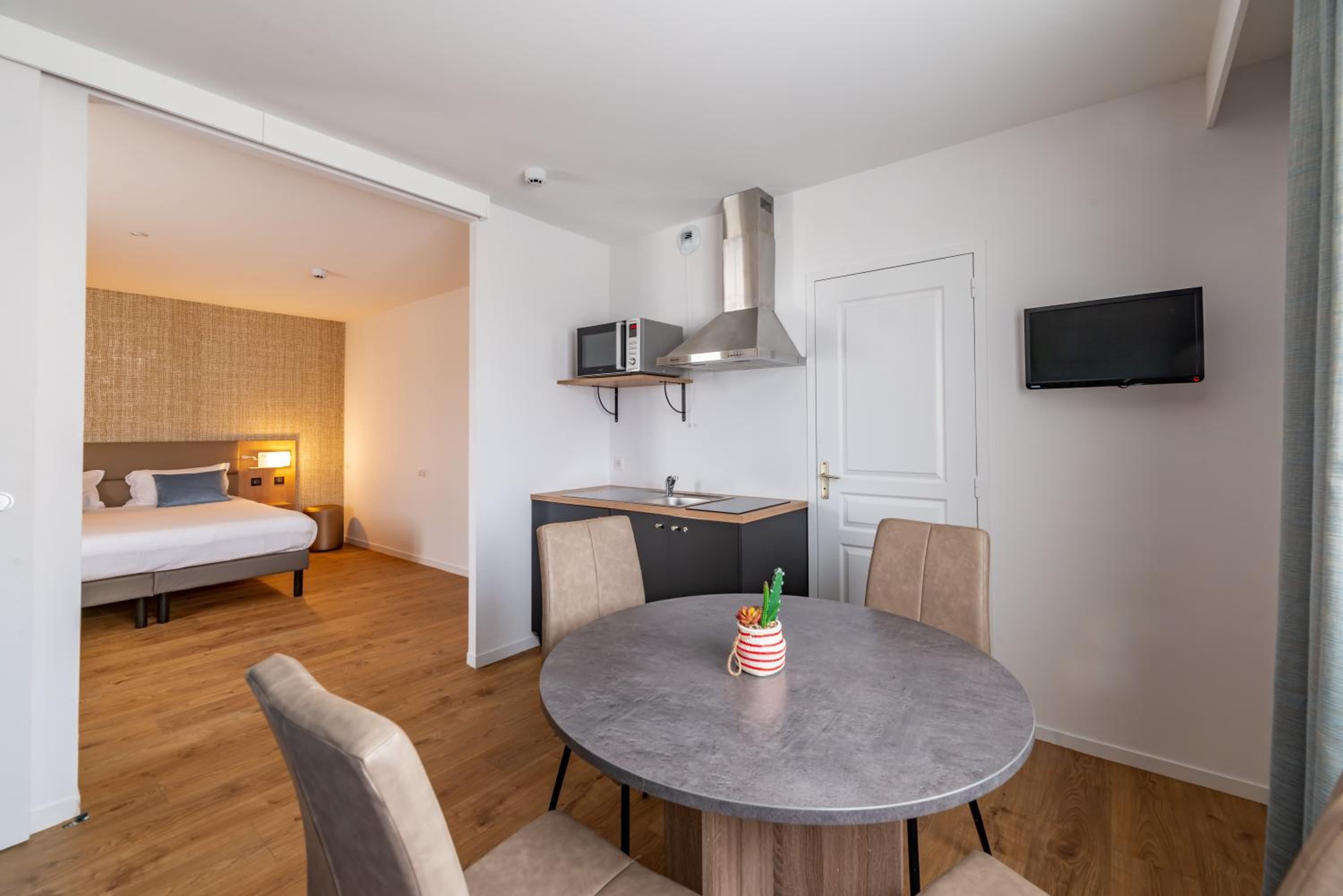 Apartment with Kitchenette - Photo 3