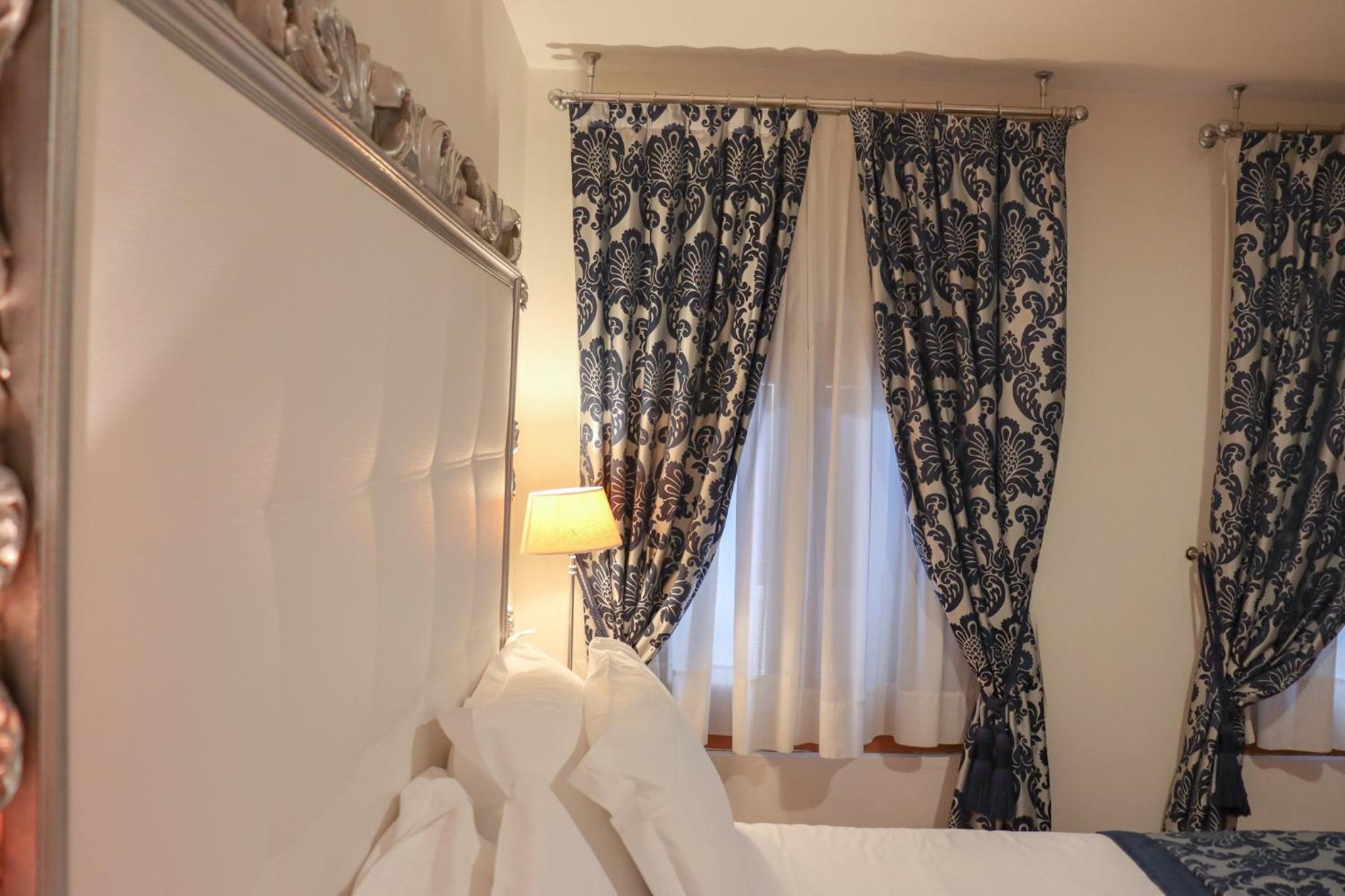 Superior One-Bedroom Apartment with canal view - Split level photo 3