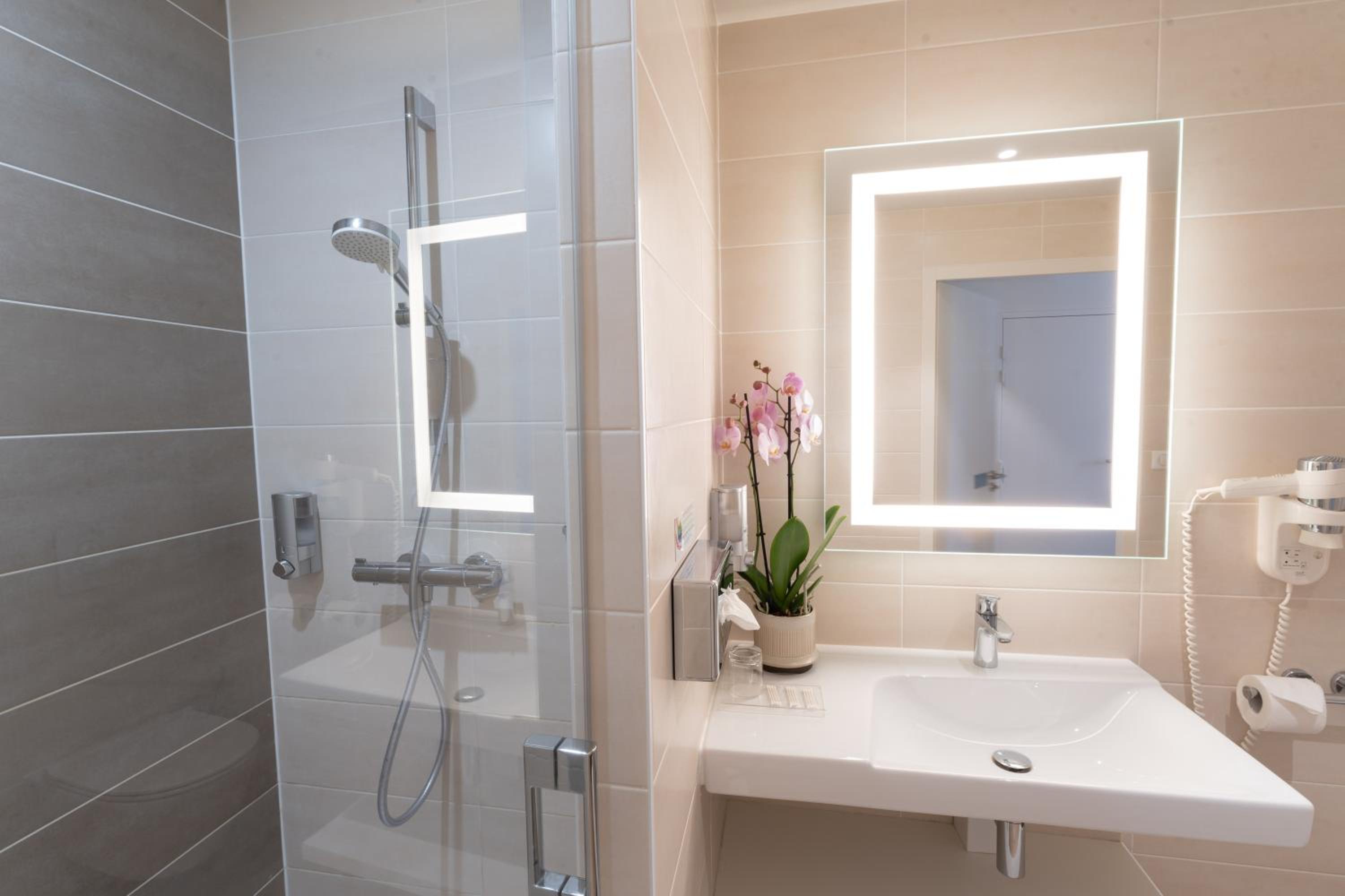 Standard Twin Room - Photo 3