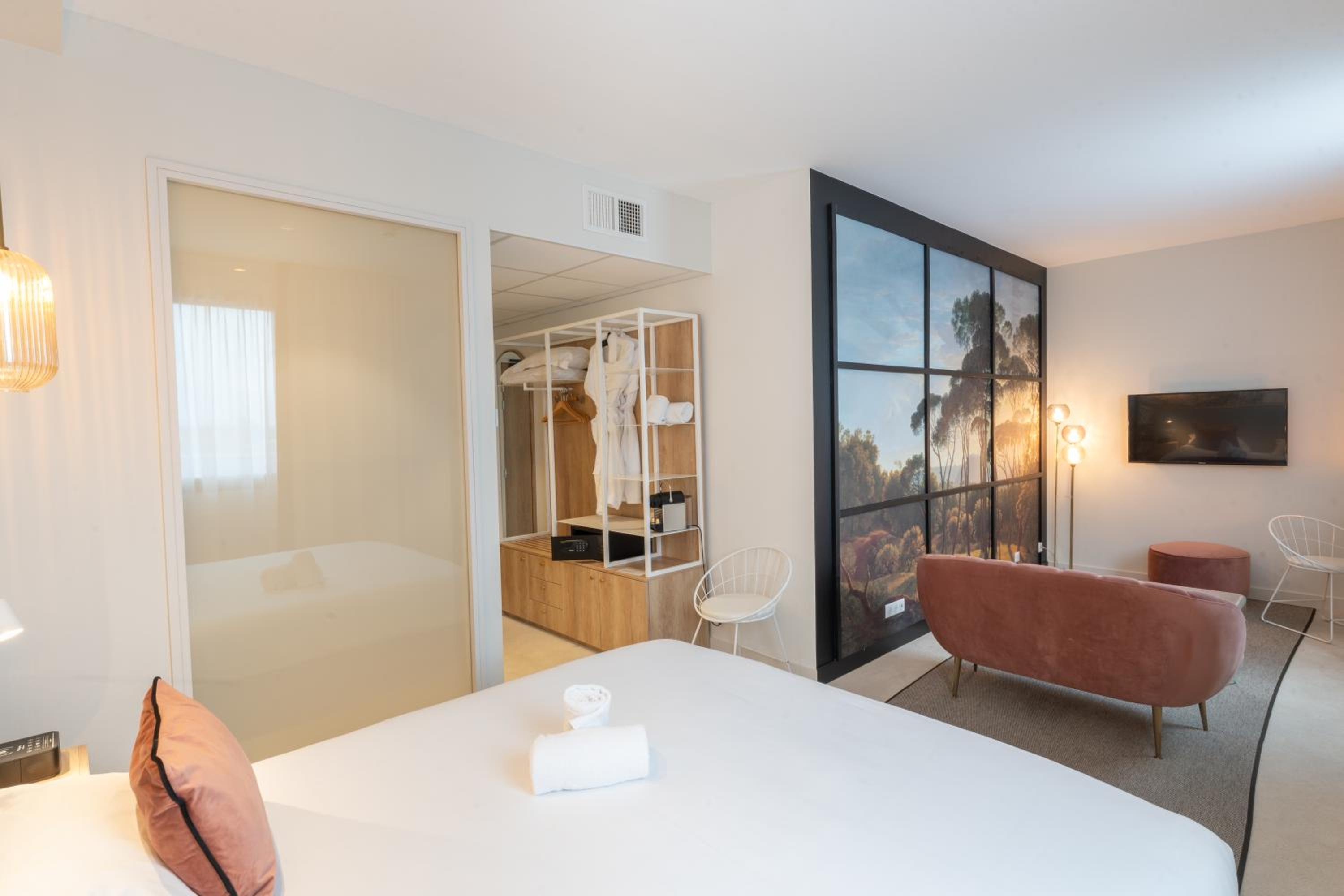One-Bedroom Suite - Photo 4